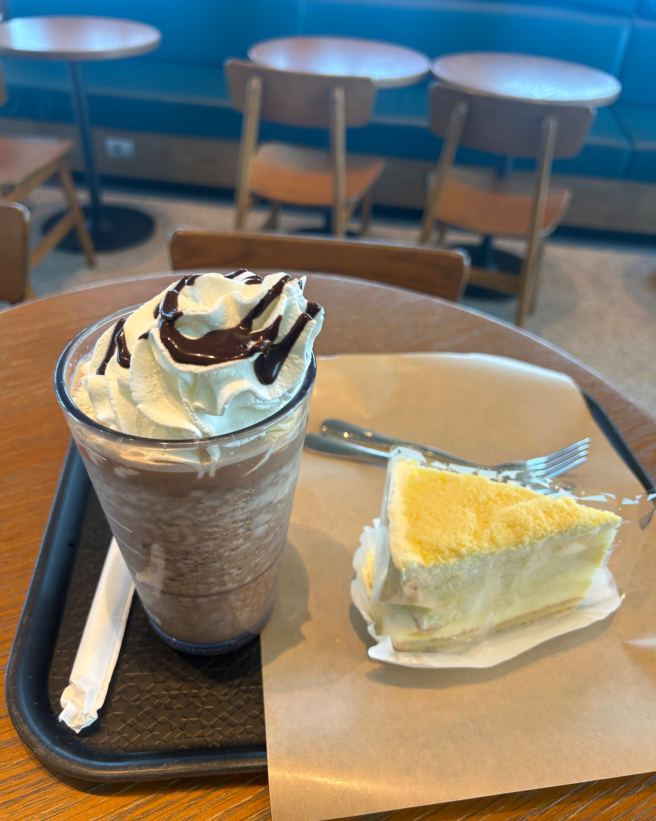 뷰가 좋아요 그만큼 인기가 많아요 - 경포대 맛집 스타벅스 강릉강문해변점