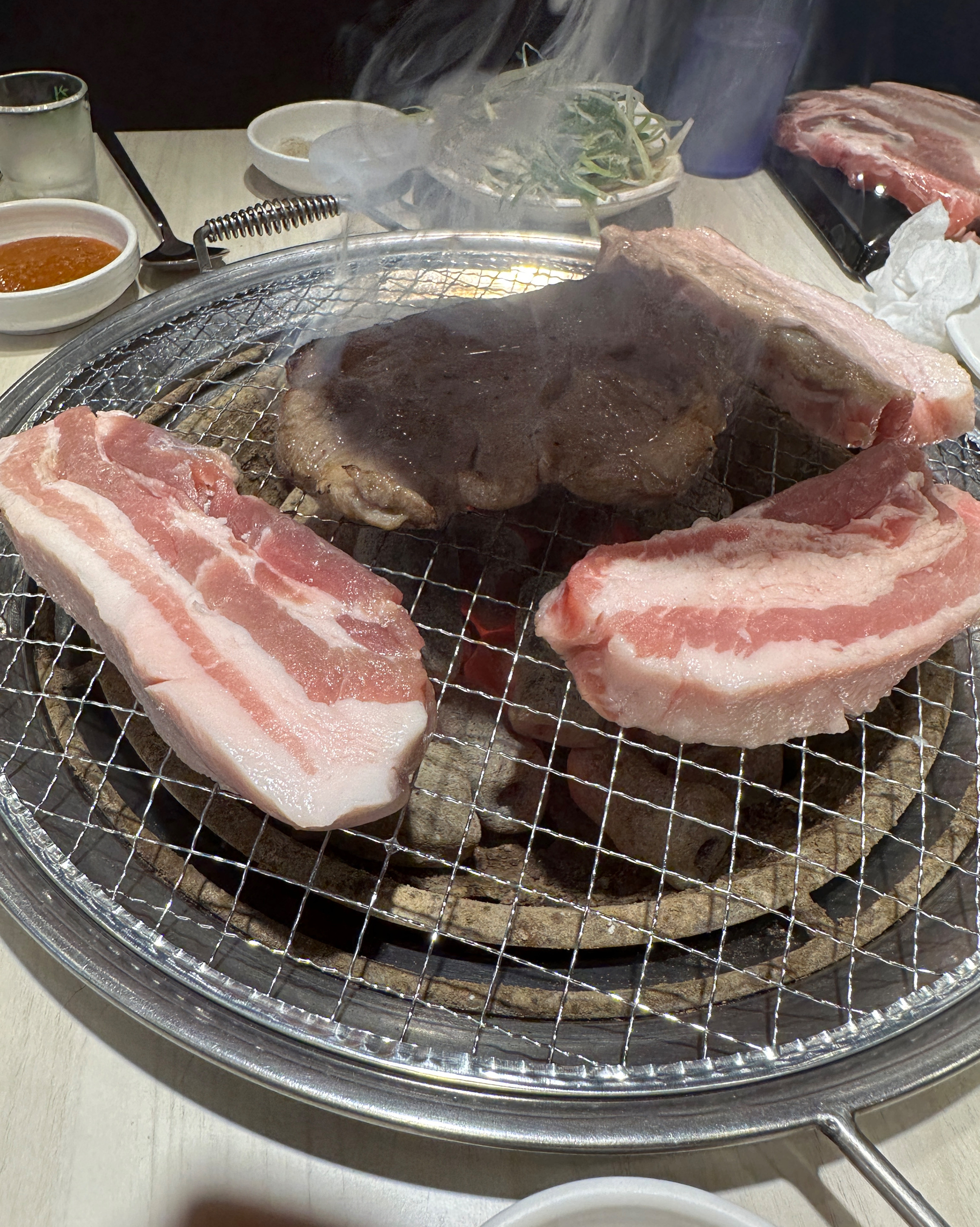 자주오던 곳이라 택시비 왕복 2만원주고 들르는 곳인데 김치 종류가 세가지가 늘었고 샤브샤브