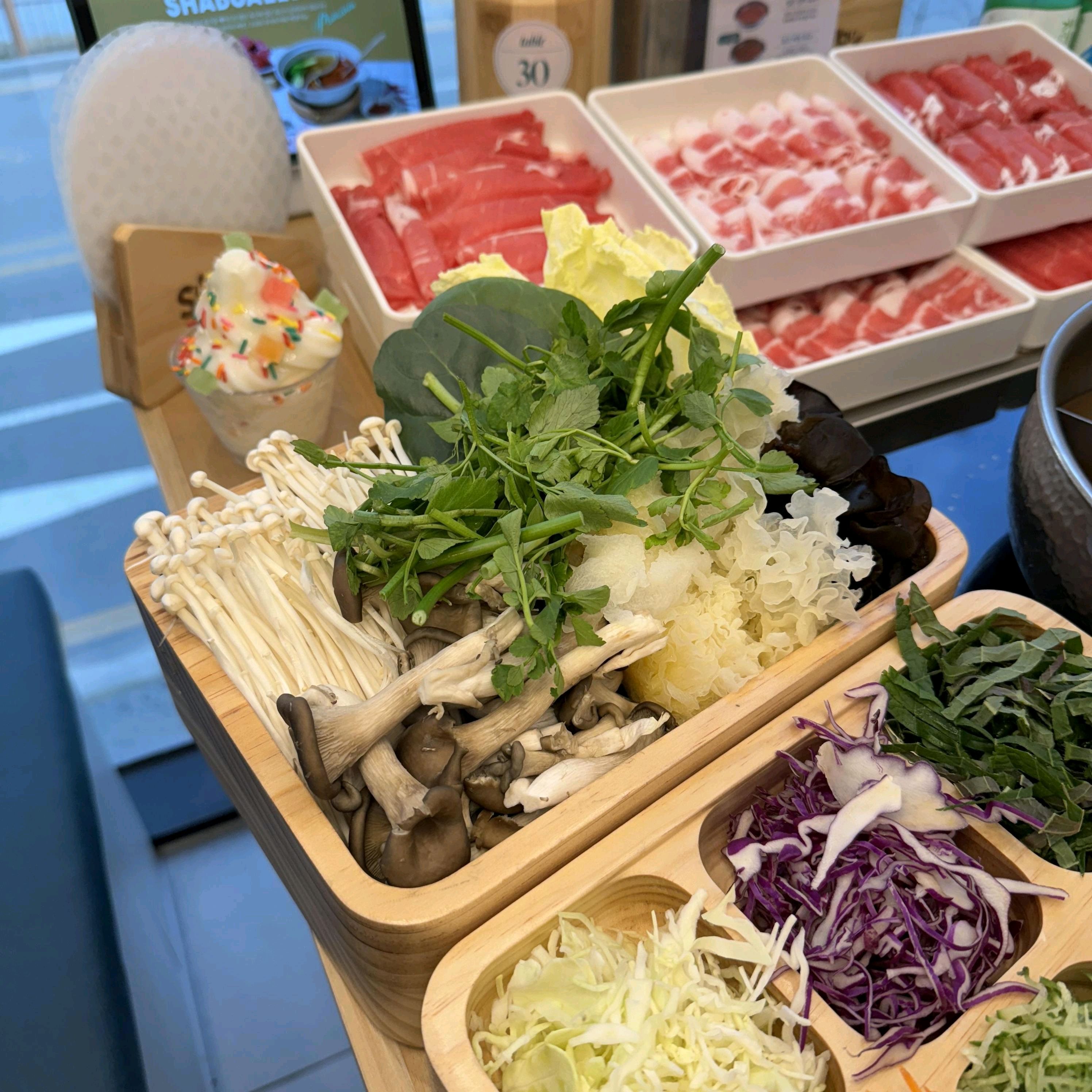 깔끔한 실내와 다양한 채소, 소스까지 만족스러웠습니다. 육수 맛도 일품이라 샤브샤브 즐기기