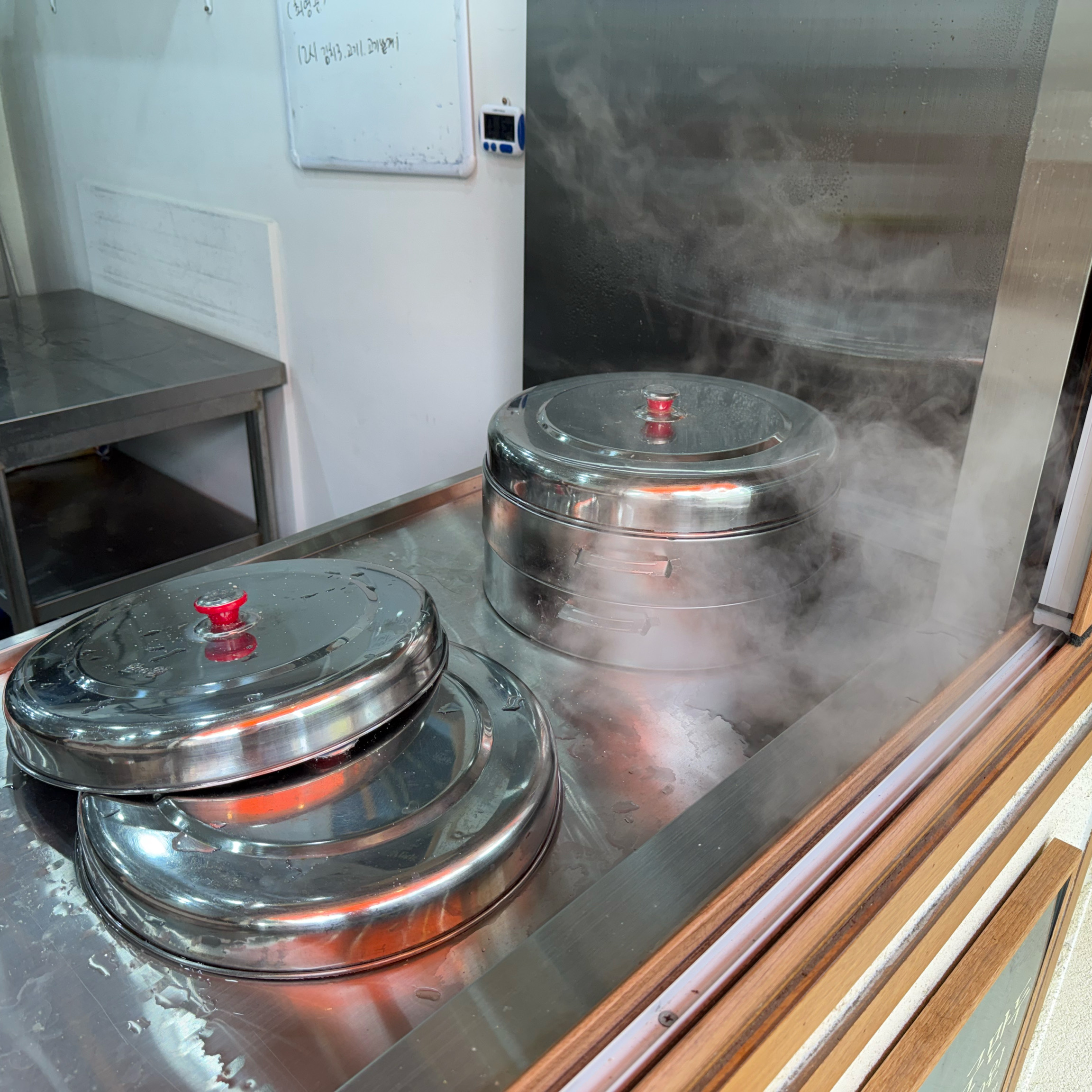 스팀 팩 하면서 대기하면 맛있는 만두를 먹어볼 수 있어요!! 김치랑 고기 반반도 가능해서