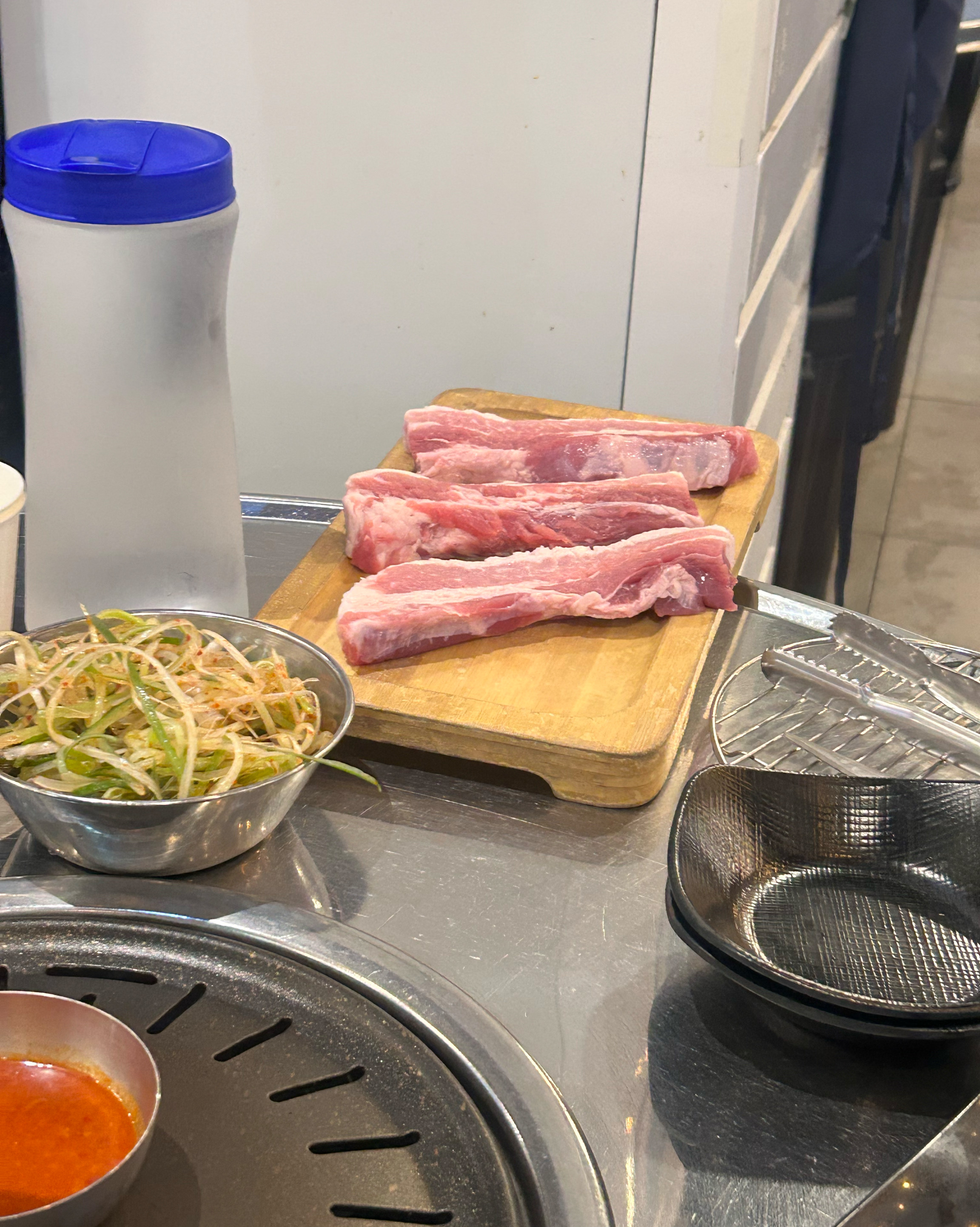 반찬이 다양하고 푸짐해서 좋아요!! - 불당동 맛집 못생긴뚱돼지 불당직영점