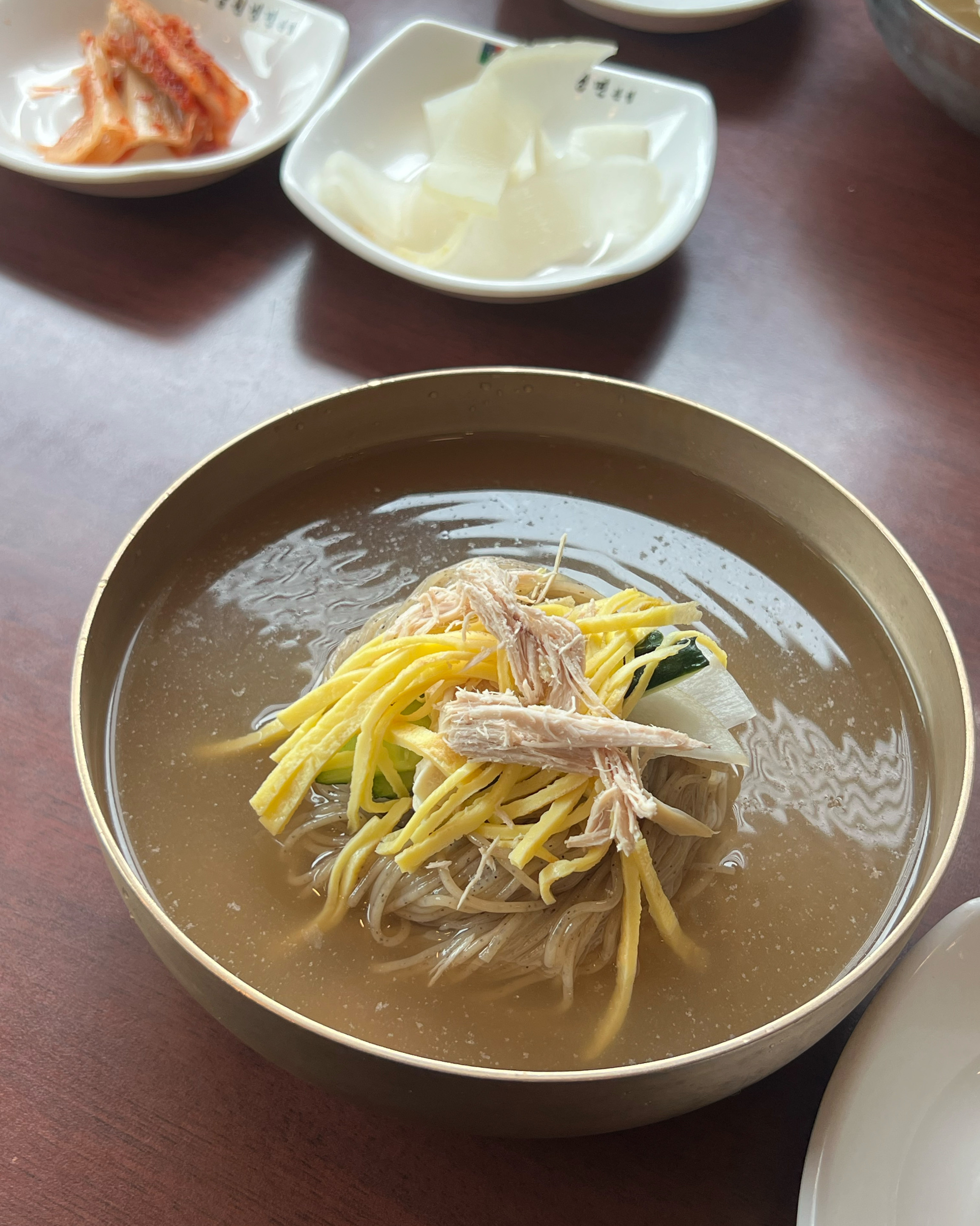 꿩냉면 처음 먹어보는데 처음먹어보는맛이지만 또 다음에 생각날것같아요! 오픈 11시인데 그전