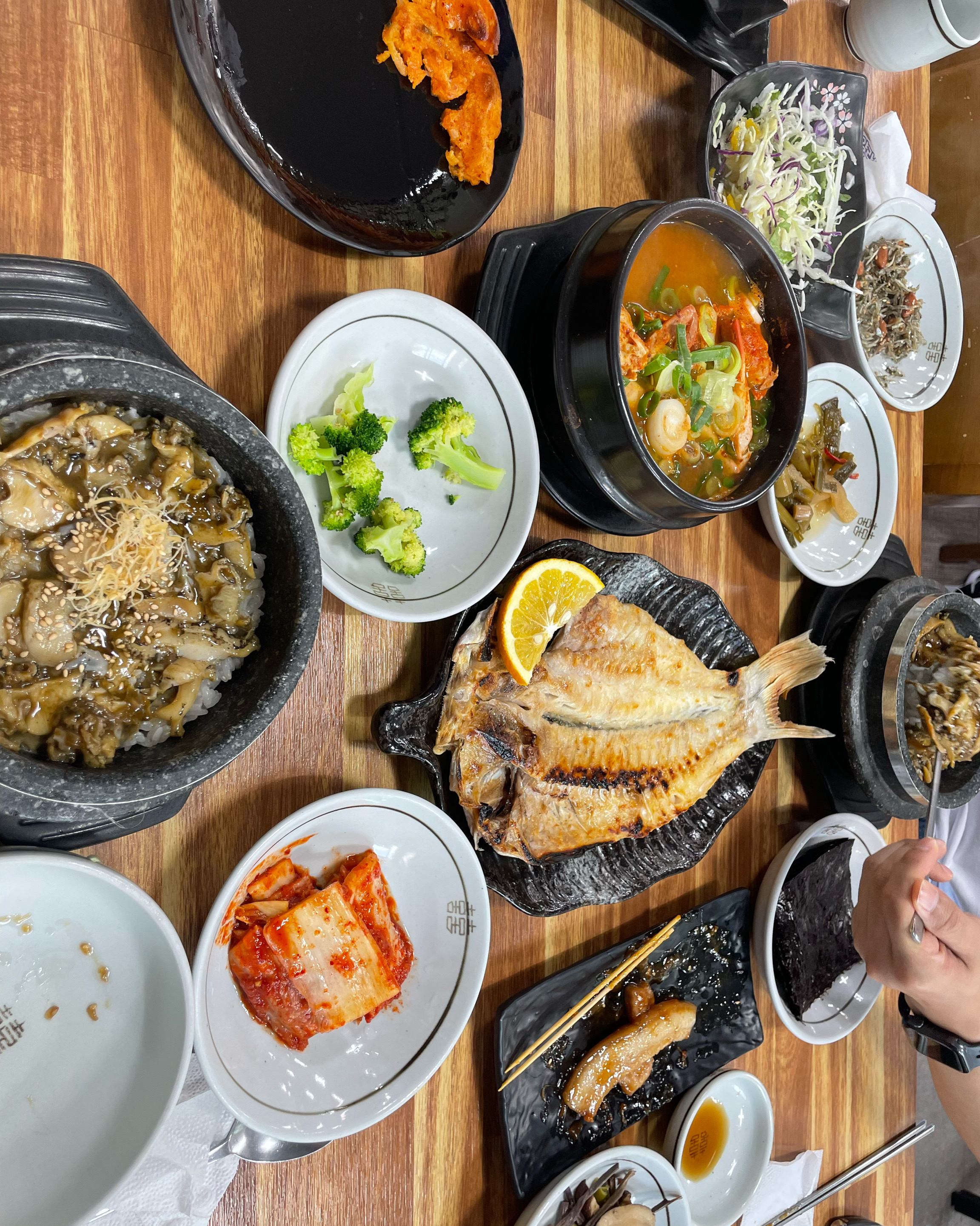 직원분들 다 친절하시고 속도 빠르고 맛은 뭐 기가맥힙니다 중문하면 가람돌솥밥!!! 맛있게
