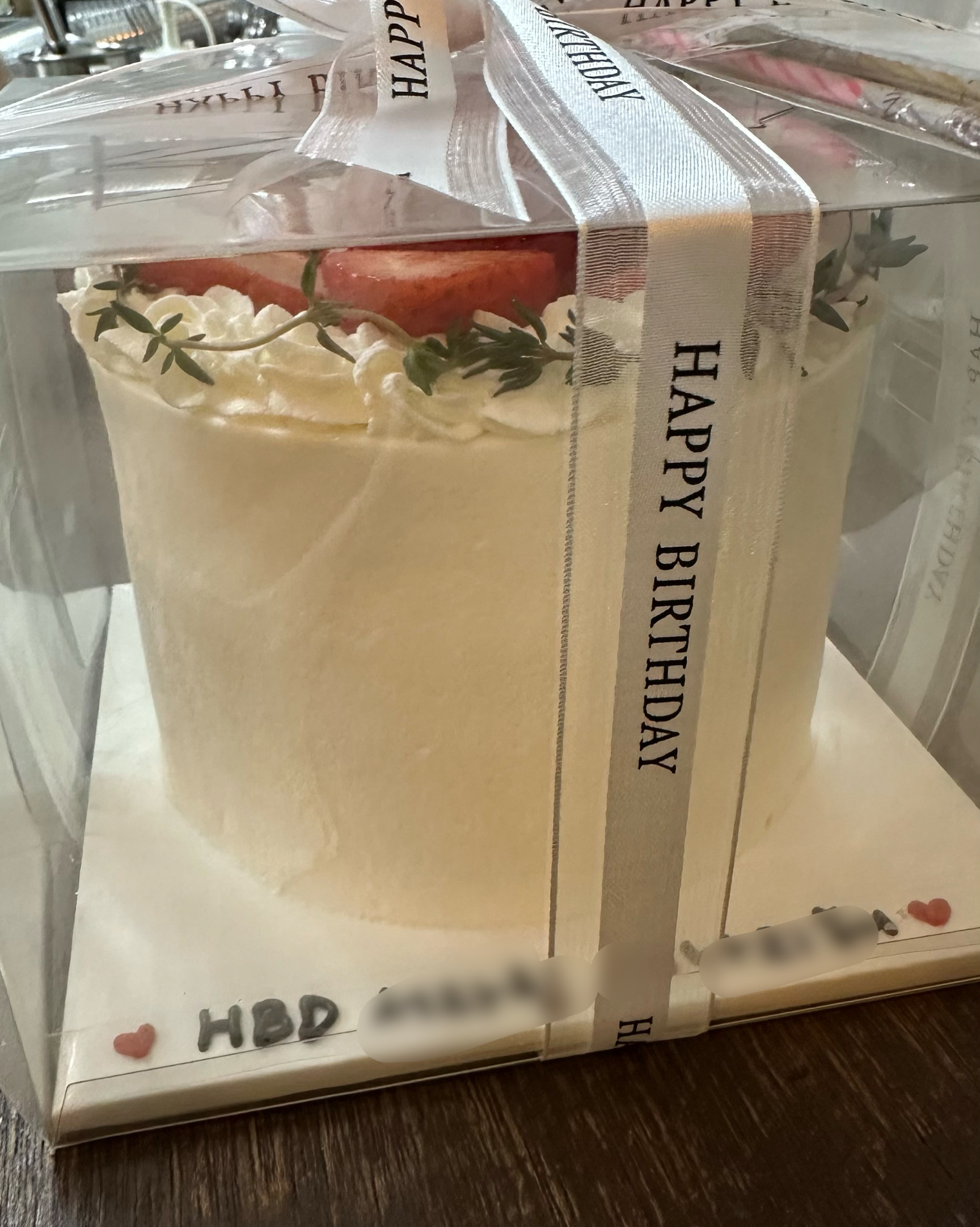 친구 생일로 케이크 주문했는데 너무 예쁘고 딸기도 싱싱했습니다 - 천호동 맛집 해피유어데이