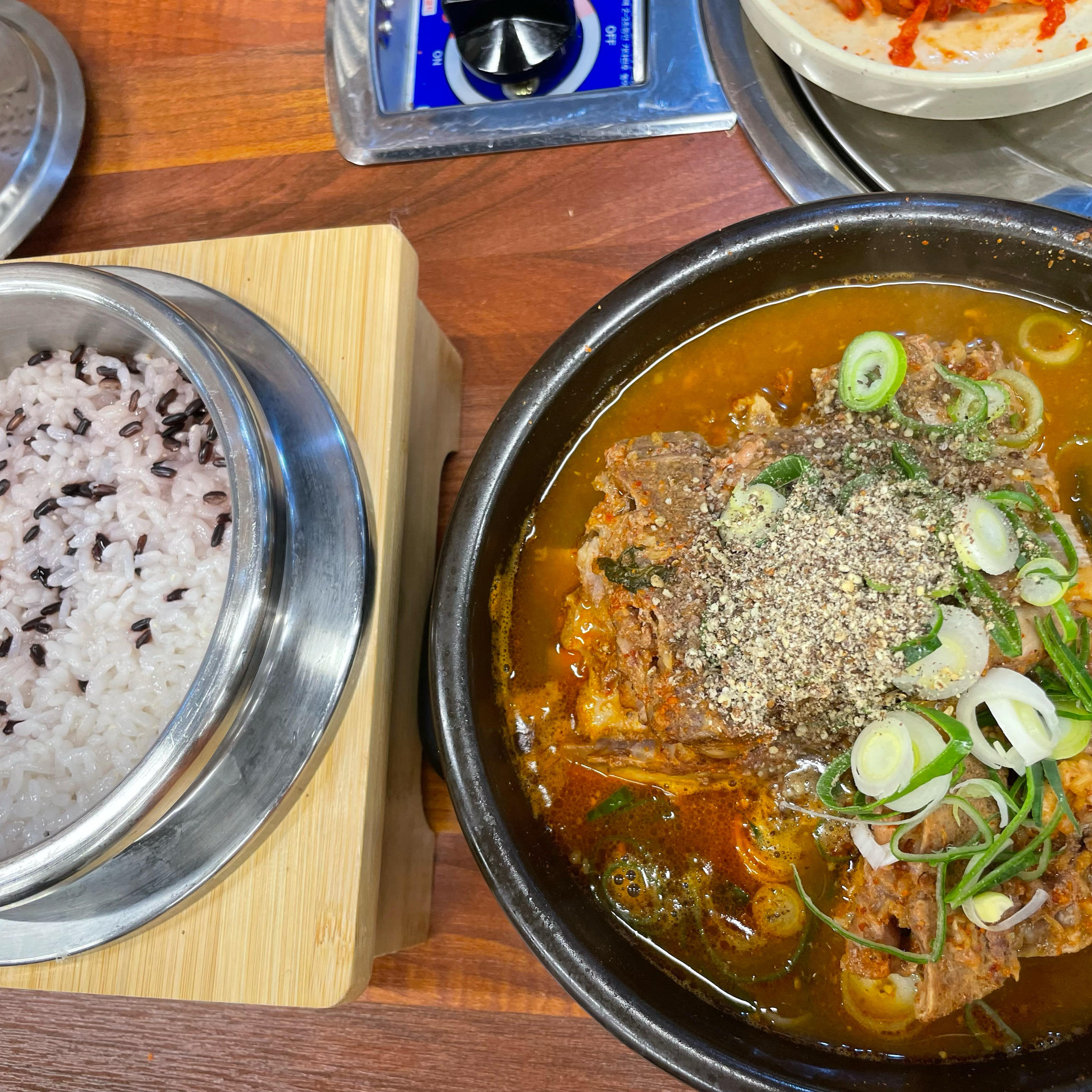 고기도 부드럽고 맛있어요~ 가마솥밥이라 좋아요!! 국물도 맛나요⭐️ 깍두기도 맛있어요👍 - 불당동 맛집 노걸대감자탕 불당점