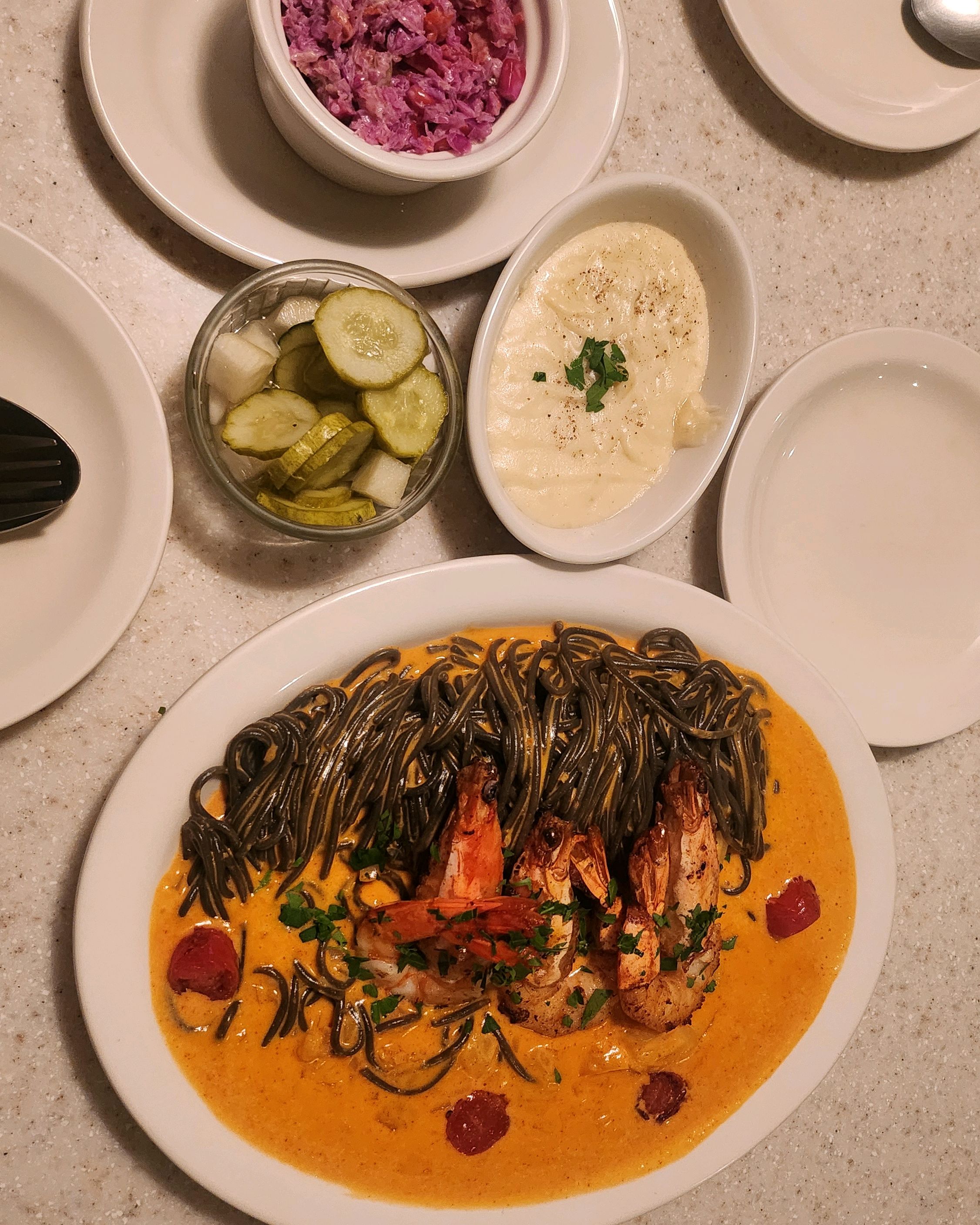 스테이크도 맛있구 쉬림프 파스타도 맛있었어요^^새우도큼직하고 양배추샐러드도 넘맛있고 와인콜