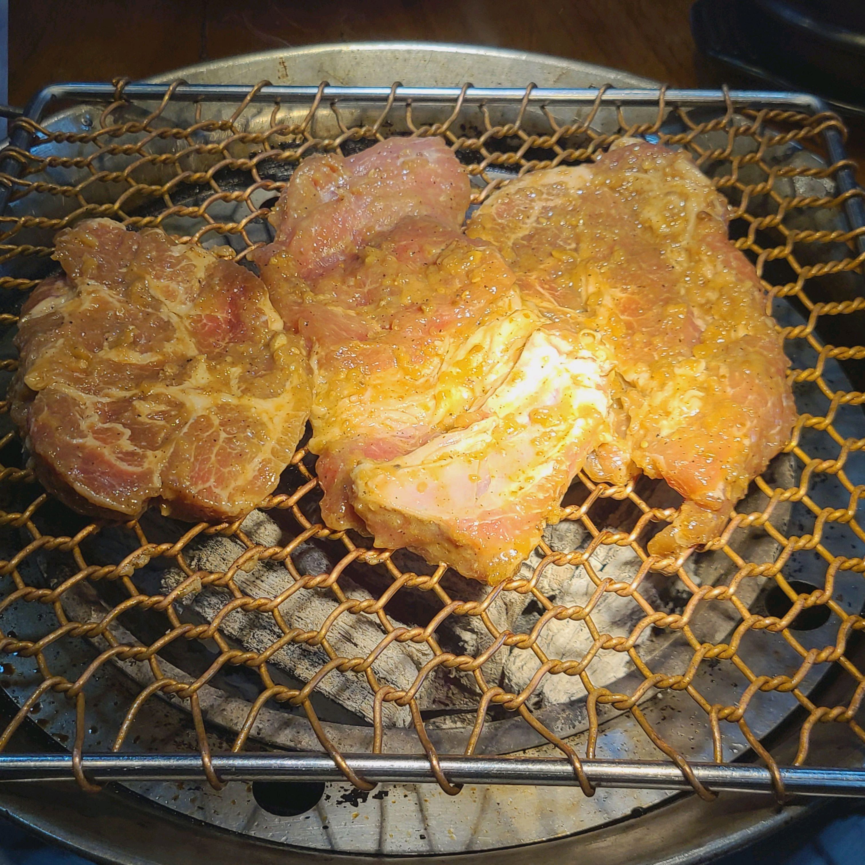 오랜만에 돼지갈비 먹으러 다녀왔는데 고기 너무 부드럽고 맛있어요ㅠㅠㅠㅜ 남녀노소 누구나 다