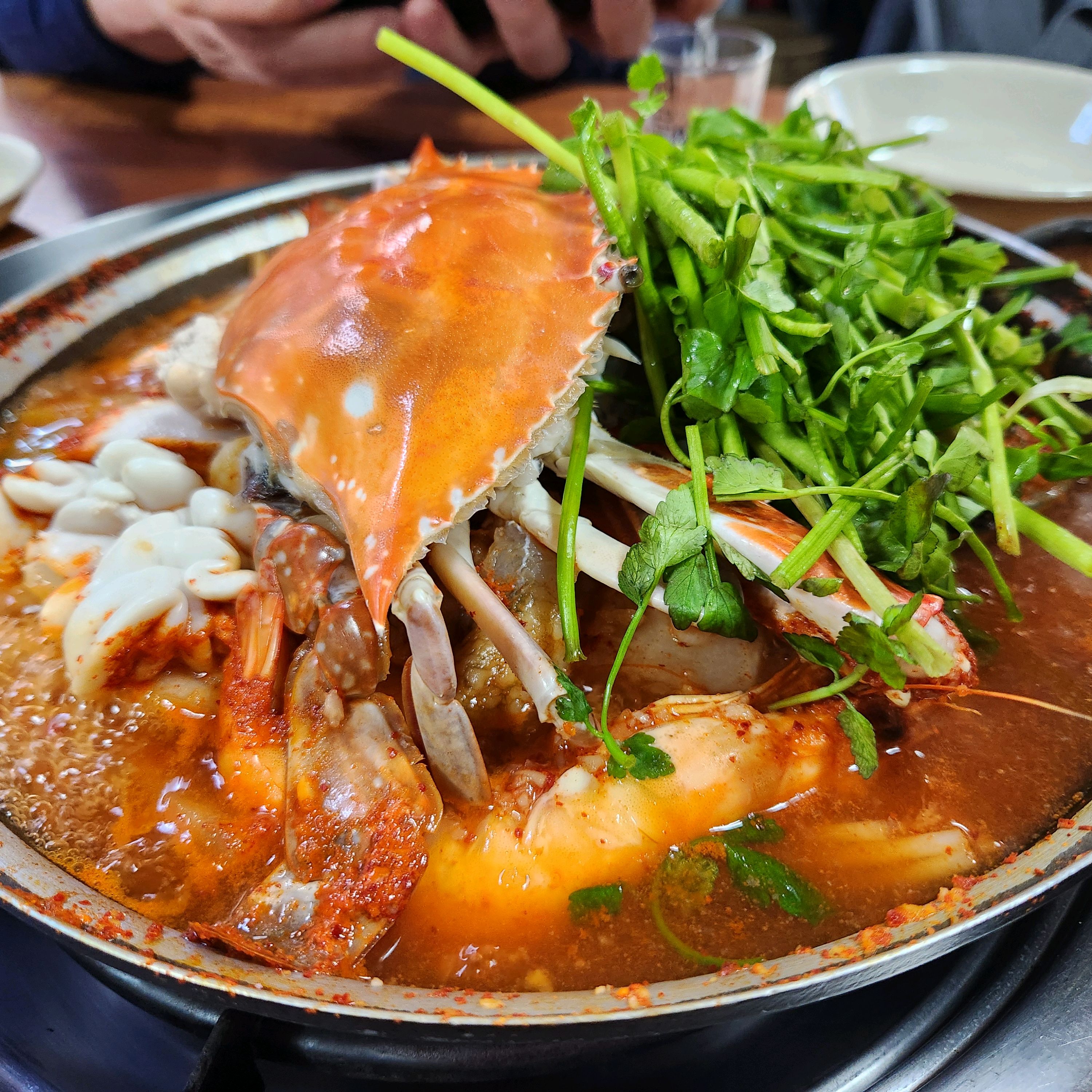 천호 로데오거리 해물탕 전문점 이모네는 손맛이 좋은 사장님이 조리와 손님상에서 해물 손질을