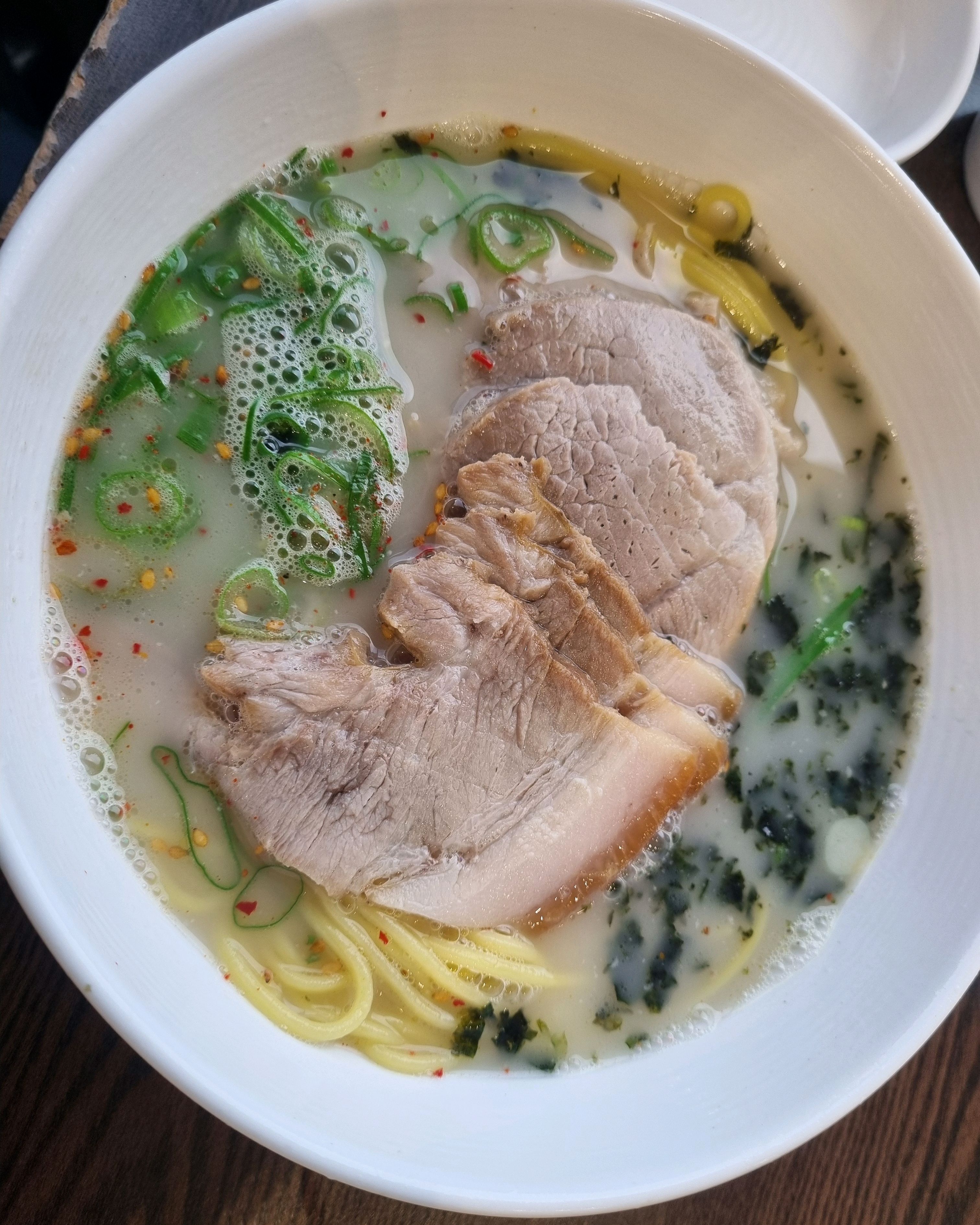 손님도 많고 ㅎ주차장도 생각보다 크고 고기도 부드러워서 좋아요 - 제주 맛집 자매국수