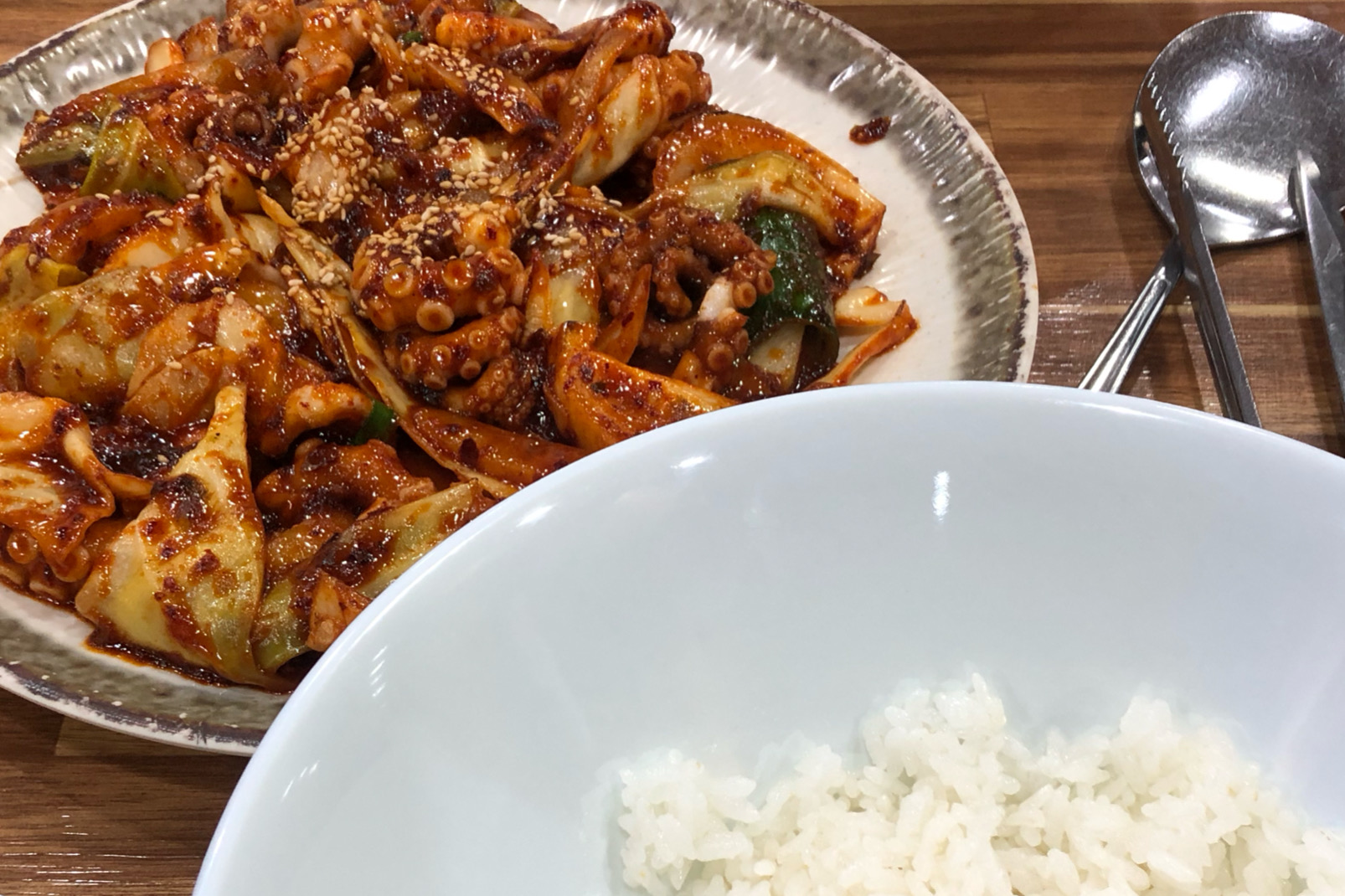 착한낙지에서 낙지덮밥주문했어요! 저녁시간에 가서 다행이 대기가 많지않았구요, 양배추도 많이