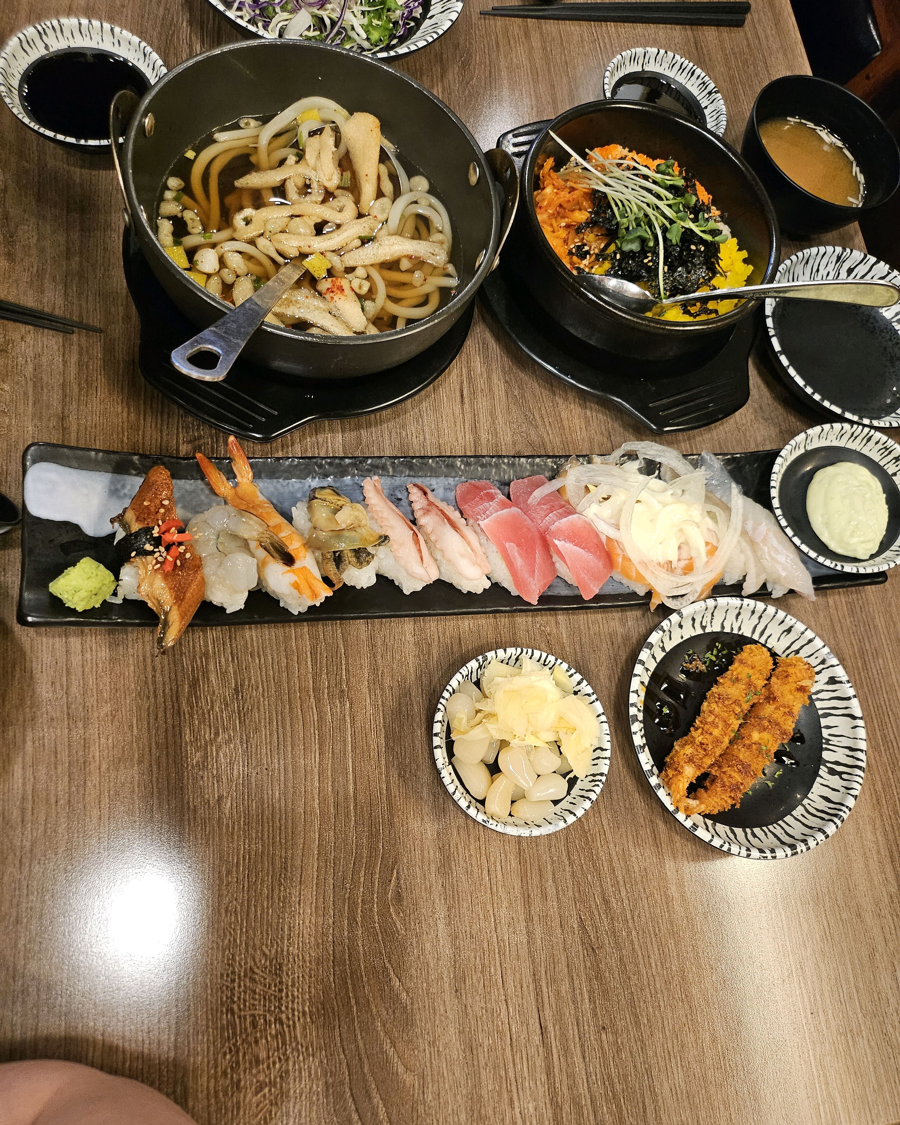 재료도 신선하고 무엇보사 주방장사장님이 아주 친절하셔요 ! 초밥도 맛있고 알밥류도 맛있어요