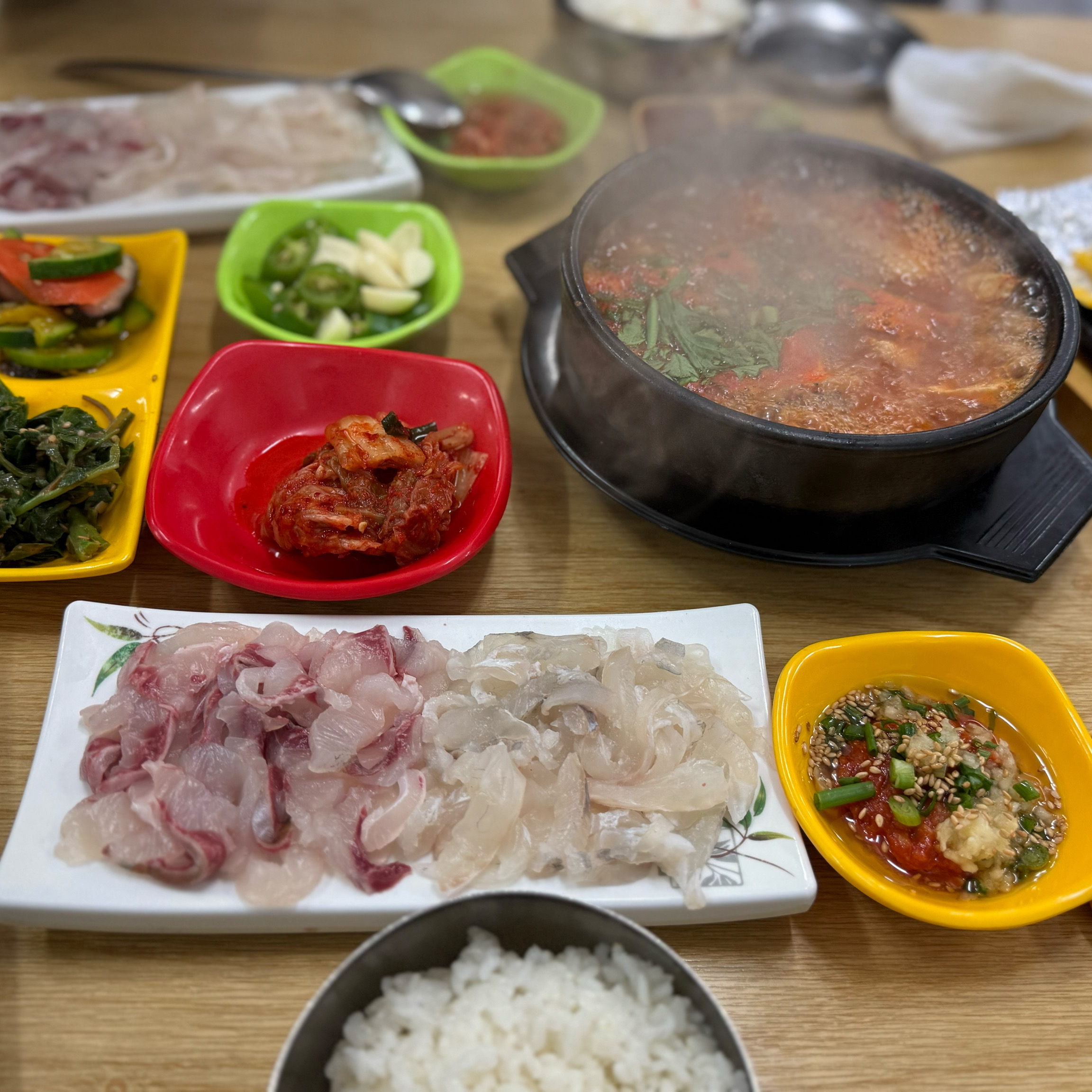 회 회 하다가 영도까지와서 먹네요. - 부산 영도 작은시장횟집