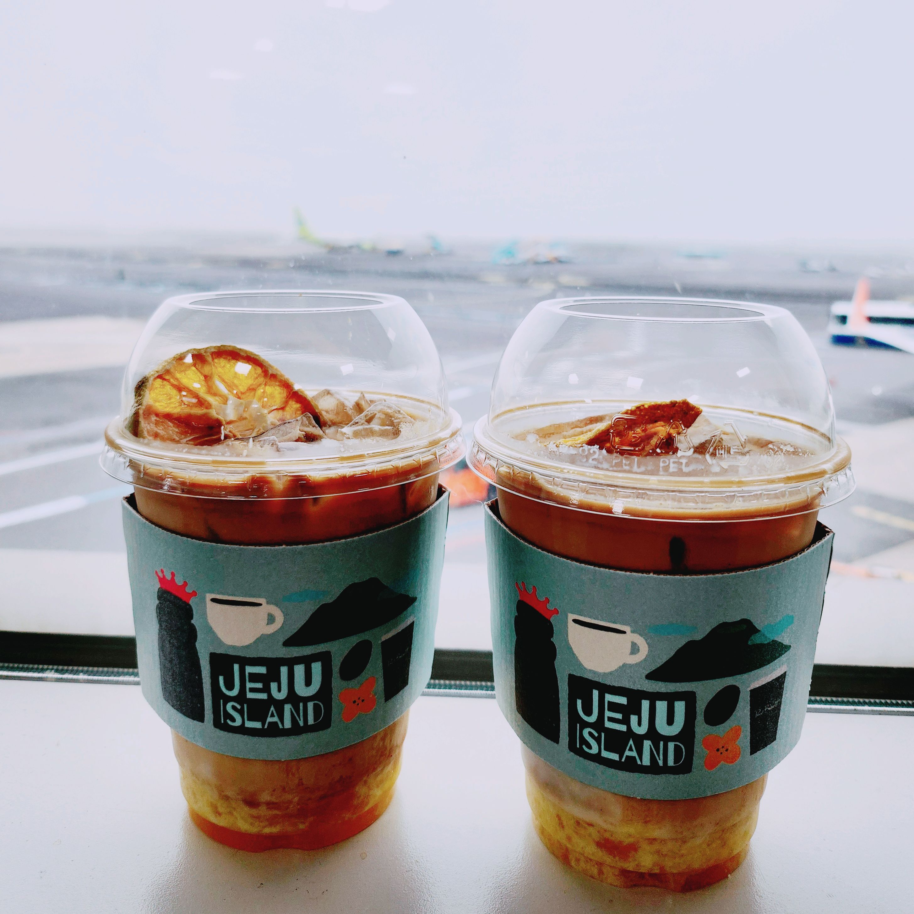 한라봉카페라떼 제주도에서만 마실수 있는 메뉴라서 더욱 특별하고 맛있어요. - 제주 맛집 폴 바셋 제주공항 국내선점