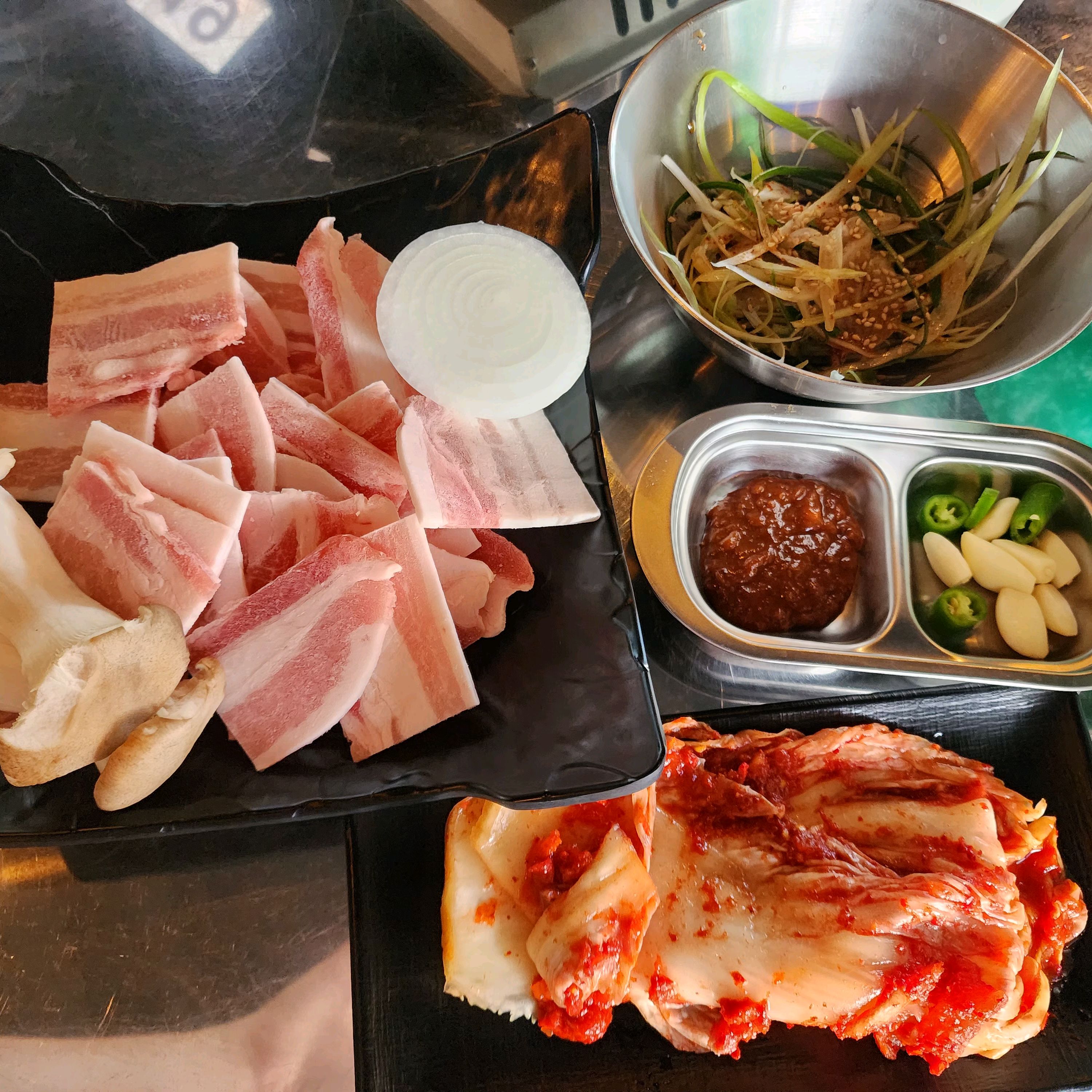 고기 질이 너무 좋아요 루프탑 분위기도 좋고 애견동반도 좋은거같아요 싸이월드갬성&노래도 좋