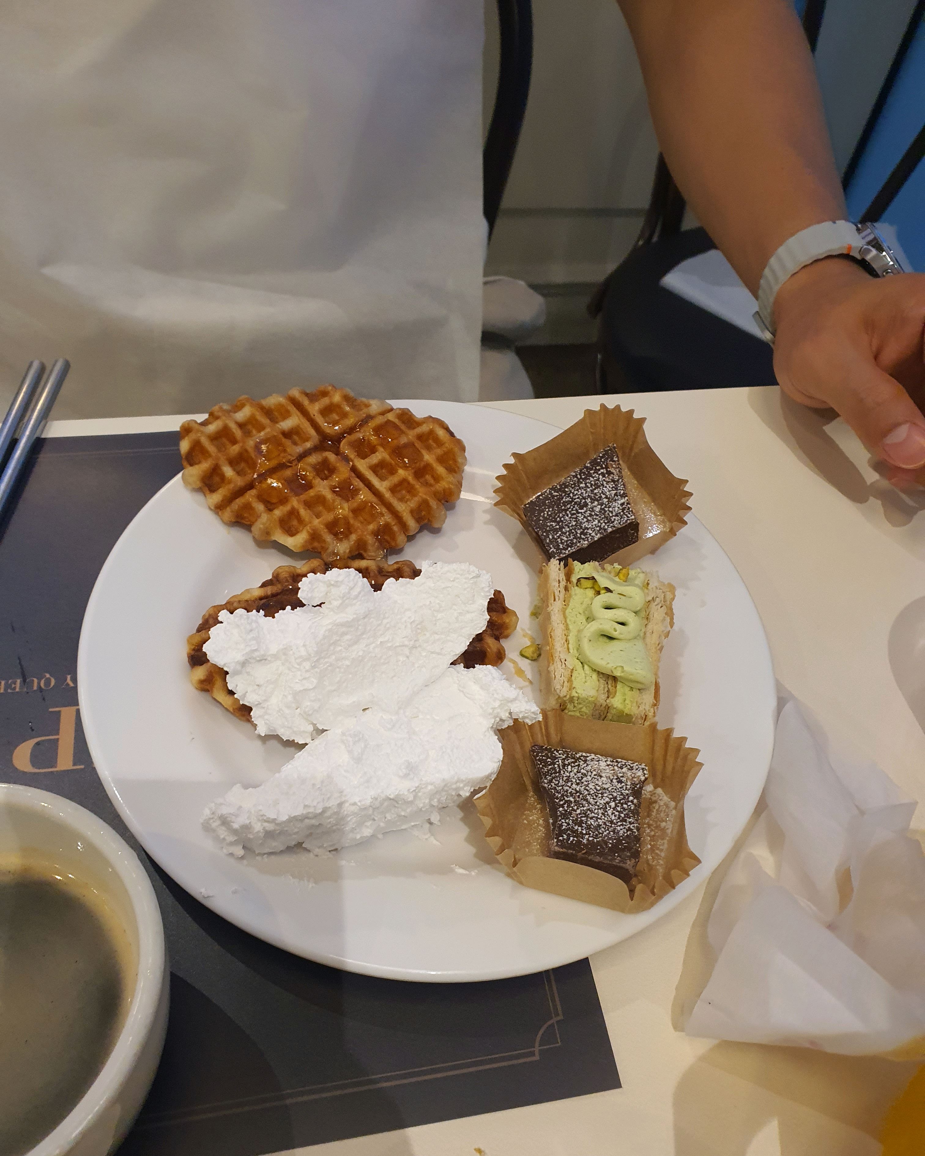 잔치국수 즉석에서 해주셔서 먹었는데 맛있었어요! 시즌 한정 이랍니다^^ - 구파발 맛집 애슐리퀸즈 롯데몰 은평점