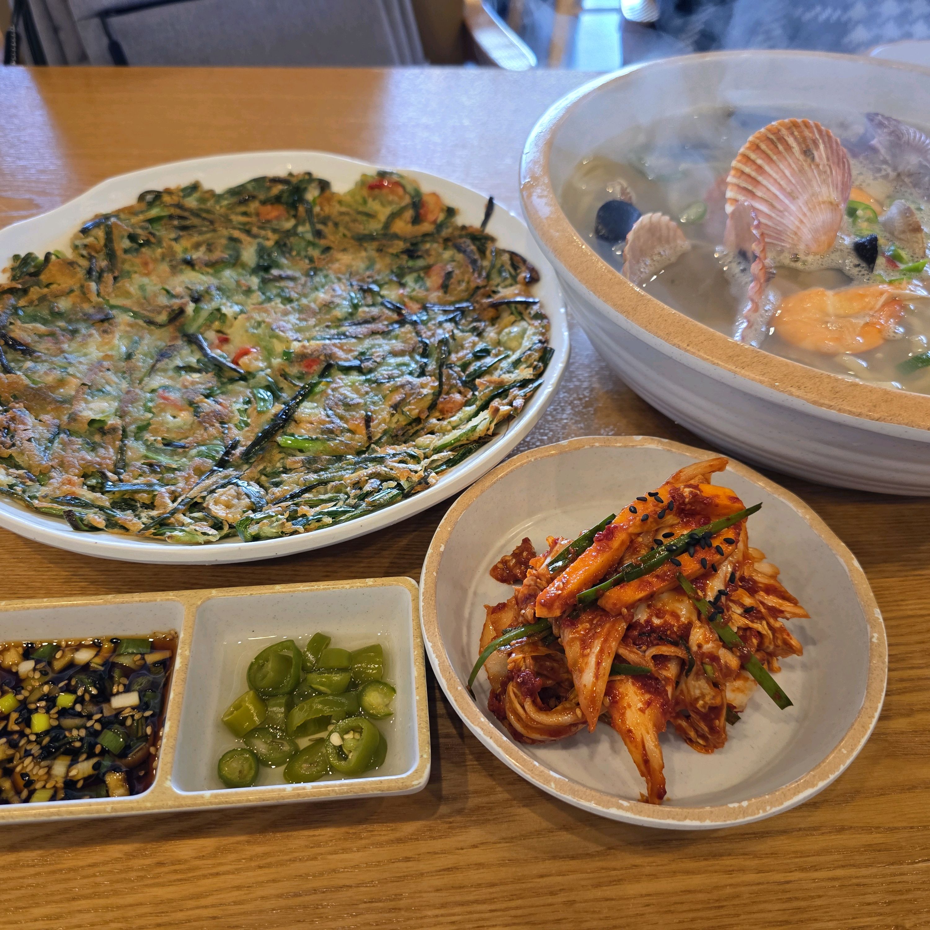 영종도 놀러왔다가 칼국수 먹으러 왔고 조개가 많아 너무 - 인천 맛집 97도씨해물칼국수 영종도본점