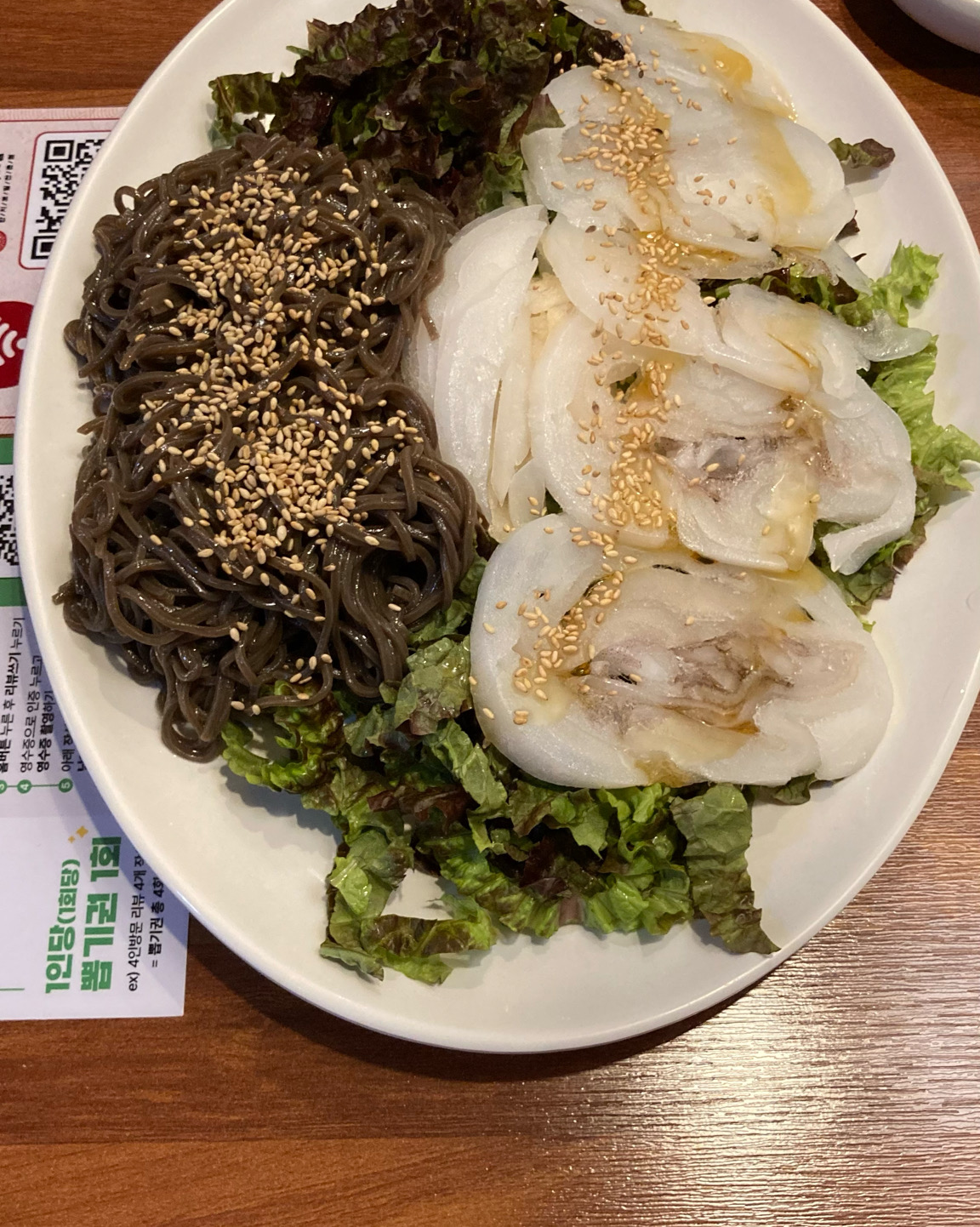 한치모밀이라는 메뉴는 처음이었는데 맛있어요 ! 막국수랑 비슷하고 새콤달콤 맛있는 국수라서