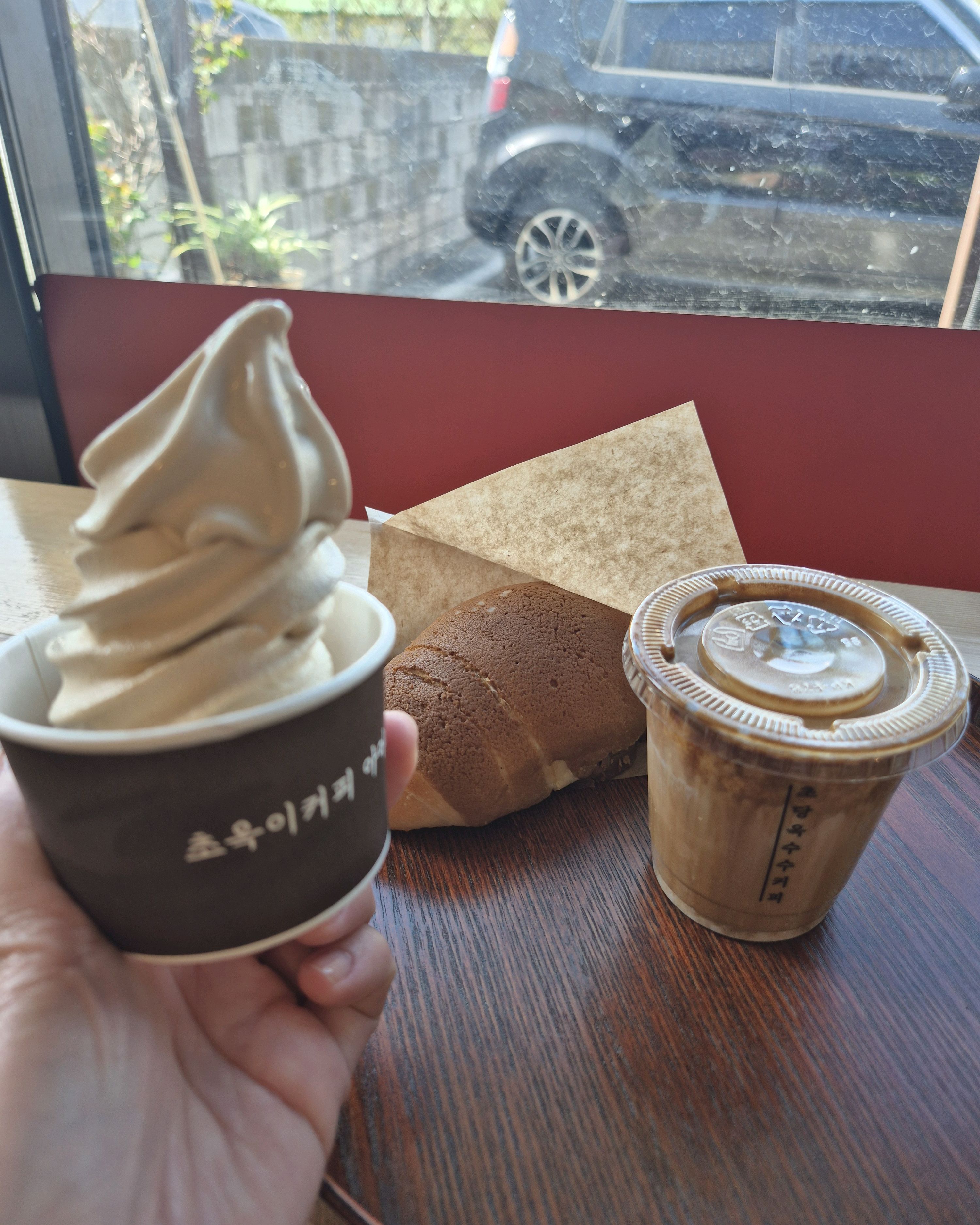 주창장이 좁네요. 주차요원이 만차라고 공영주차장에 대라고 해서 저희는 오른쪽으로 갔다가 한