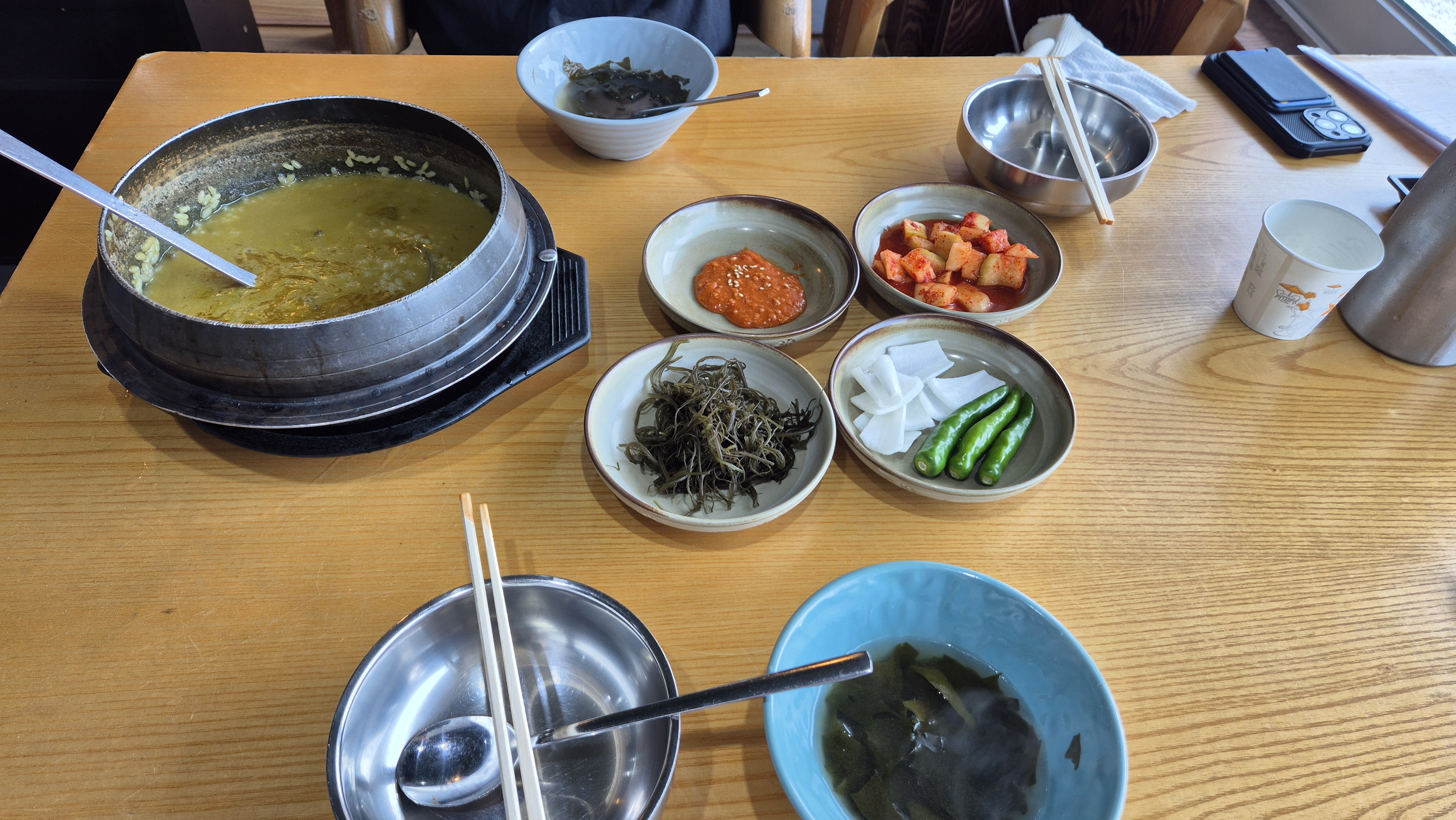 이른아침이라 전복죽 주문... 나오는데 까진 20분정도 걸렸어요~~아무래도 죽이다 보니 그