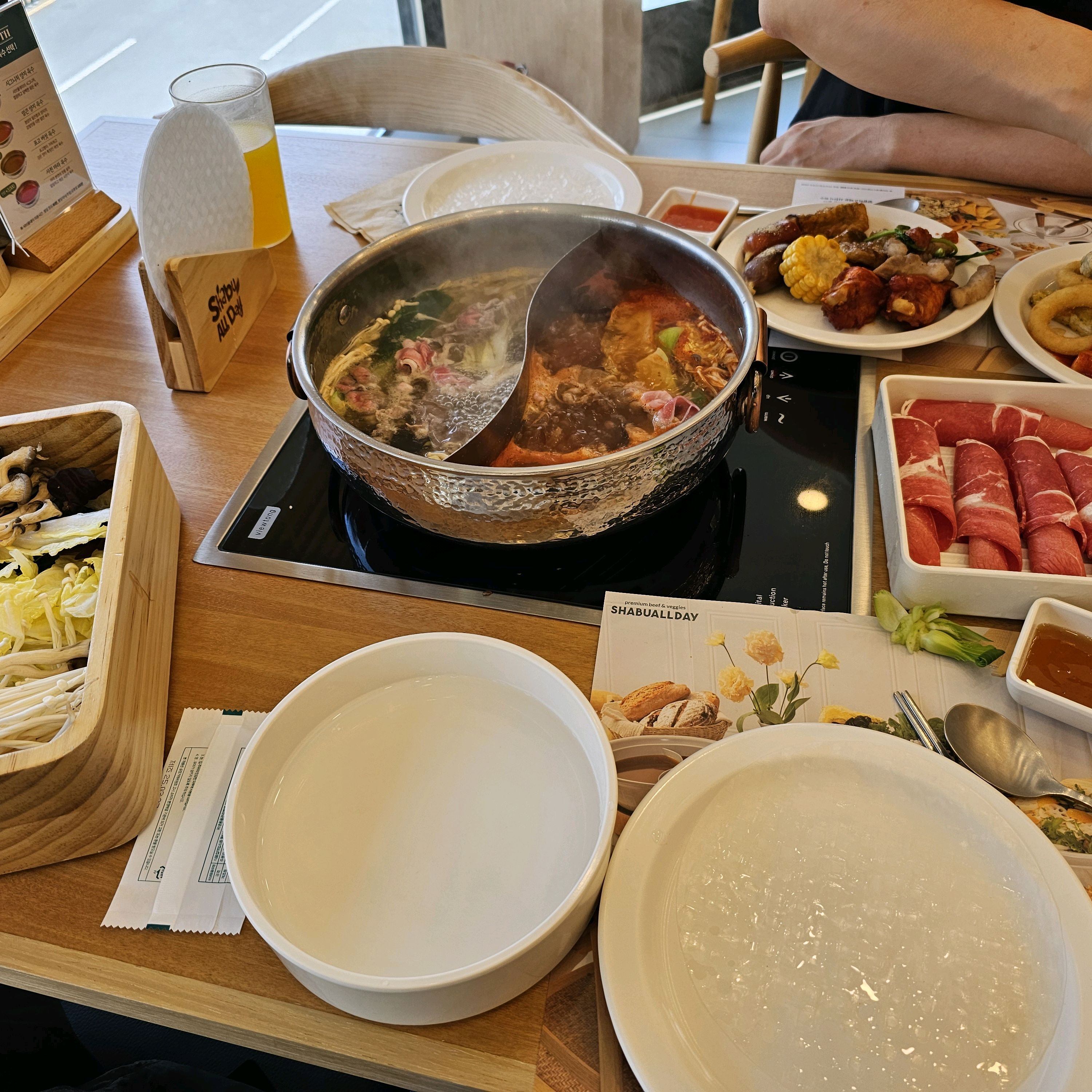 평일점심 고기무제한. 부페음식도 다양하고. - 이시아폴리스 맛집 샤브올데이 대구이시아폴리스점