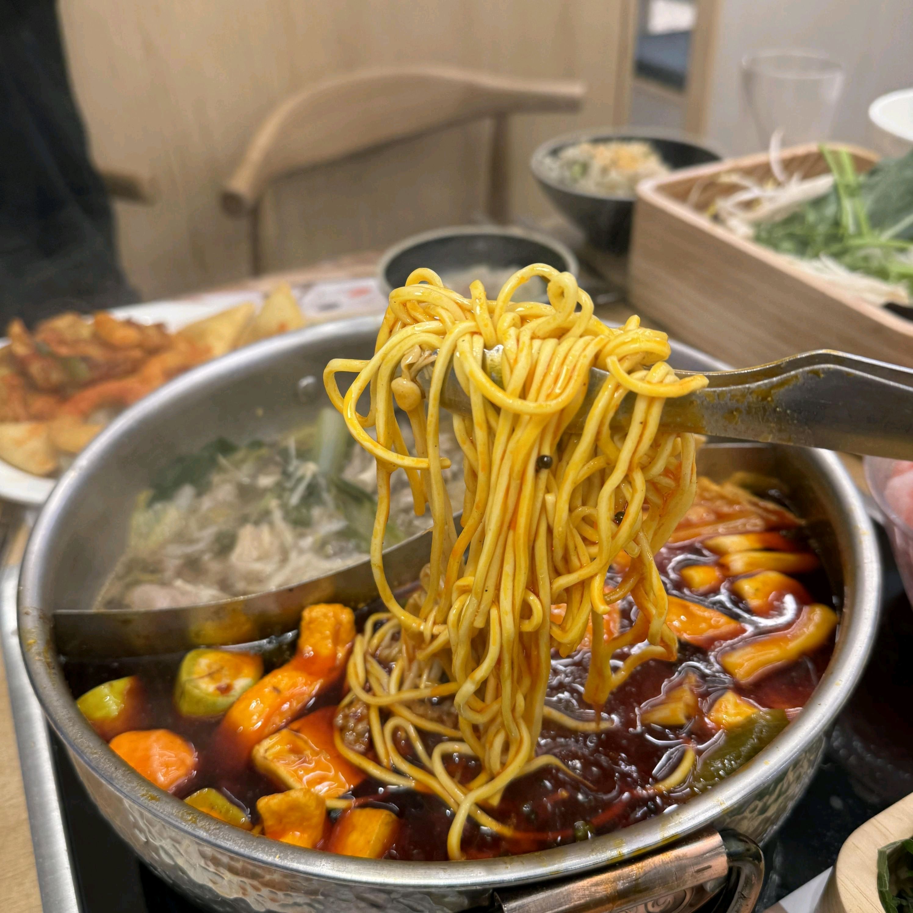 좋아요. 월남쌈이랑 샐러드바 구성이 다양해서 배부르게 먹었습니다. 죽이랑 디저트까지 실컷