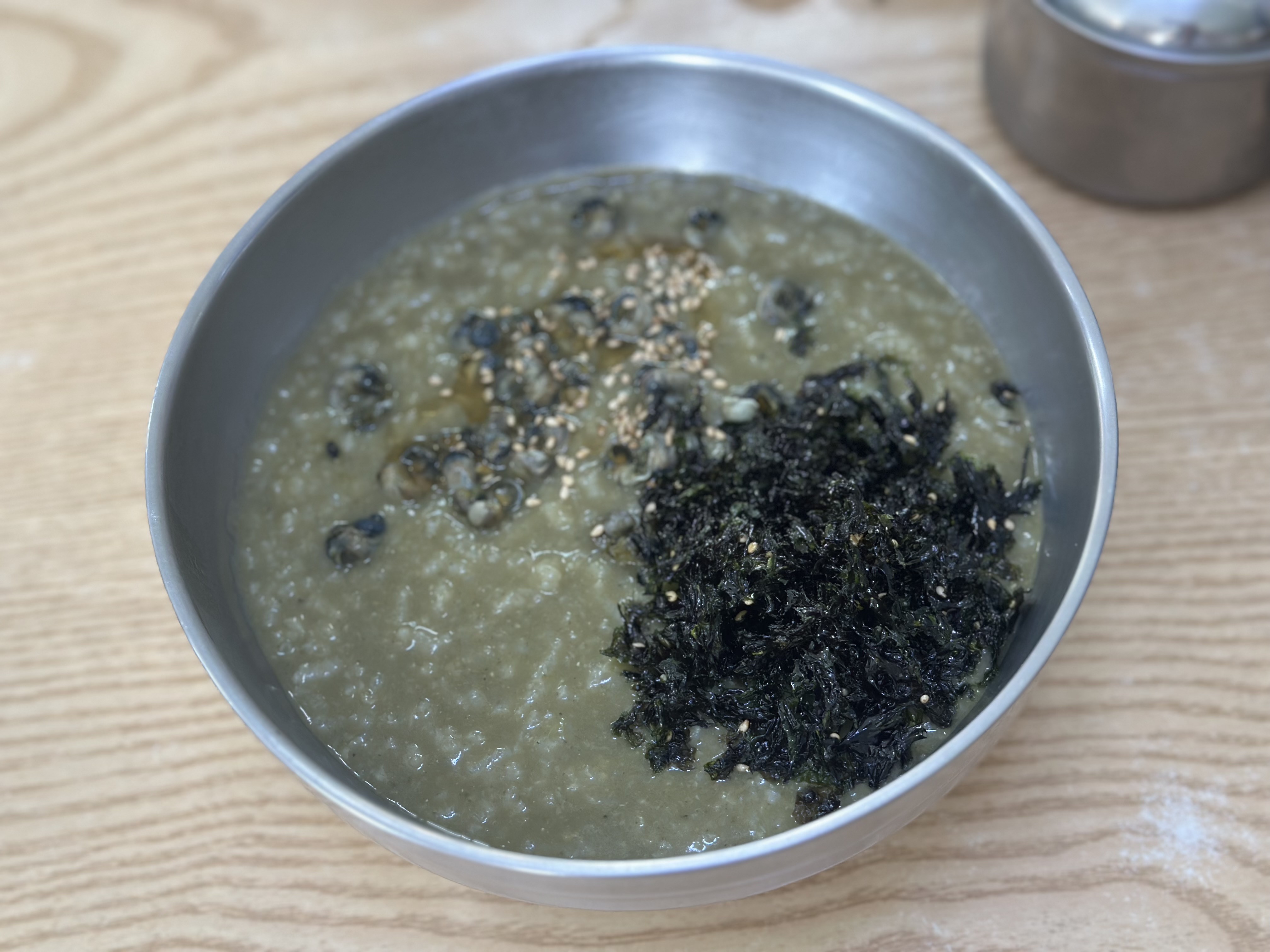 칼국수랑 보말죽 가 너무 맛있어요 칼국수에 해물도 진짜 많이 들어있고 문어도 쫀득하니 부드