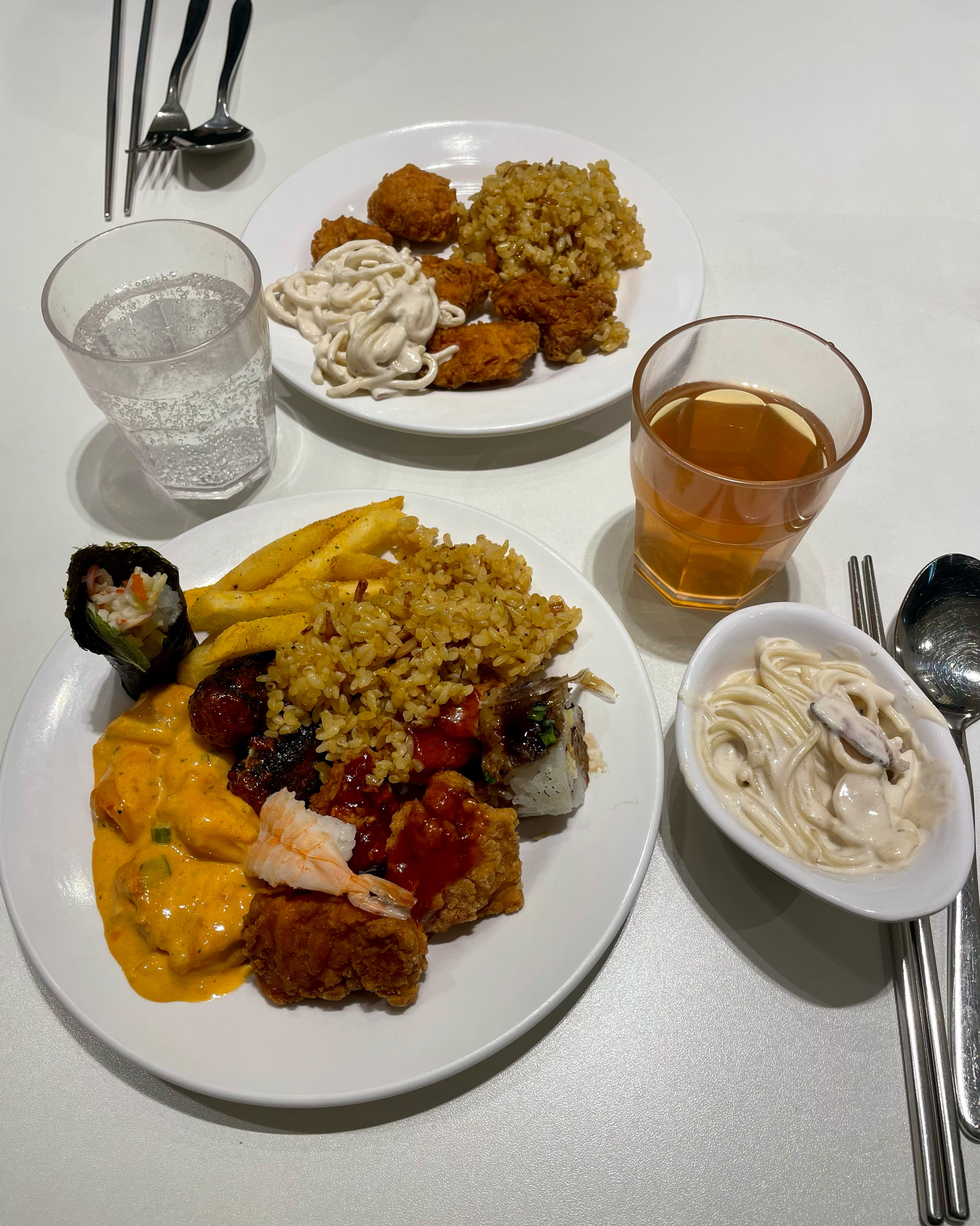 파스타 맛있어요 감자튀김도 맛나요 근데 자리 중앙 말고 벽쪽으로 달라고 요청사항에 적었는데