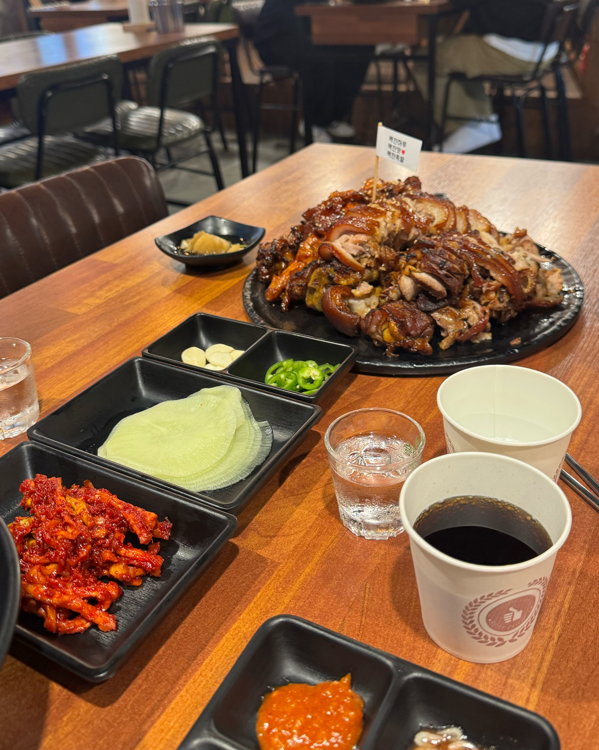 오랜만에 족발을 먹으러 나왔는데 어딜 가야할지 찾아보던 중 맛있어보이는 족발집으로 왔어요!