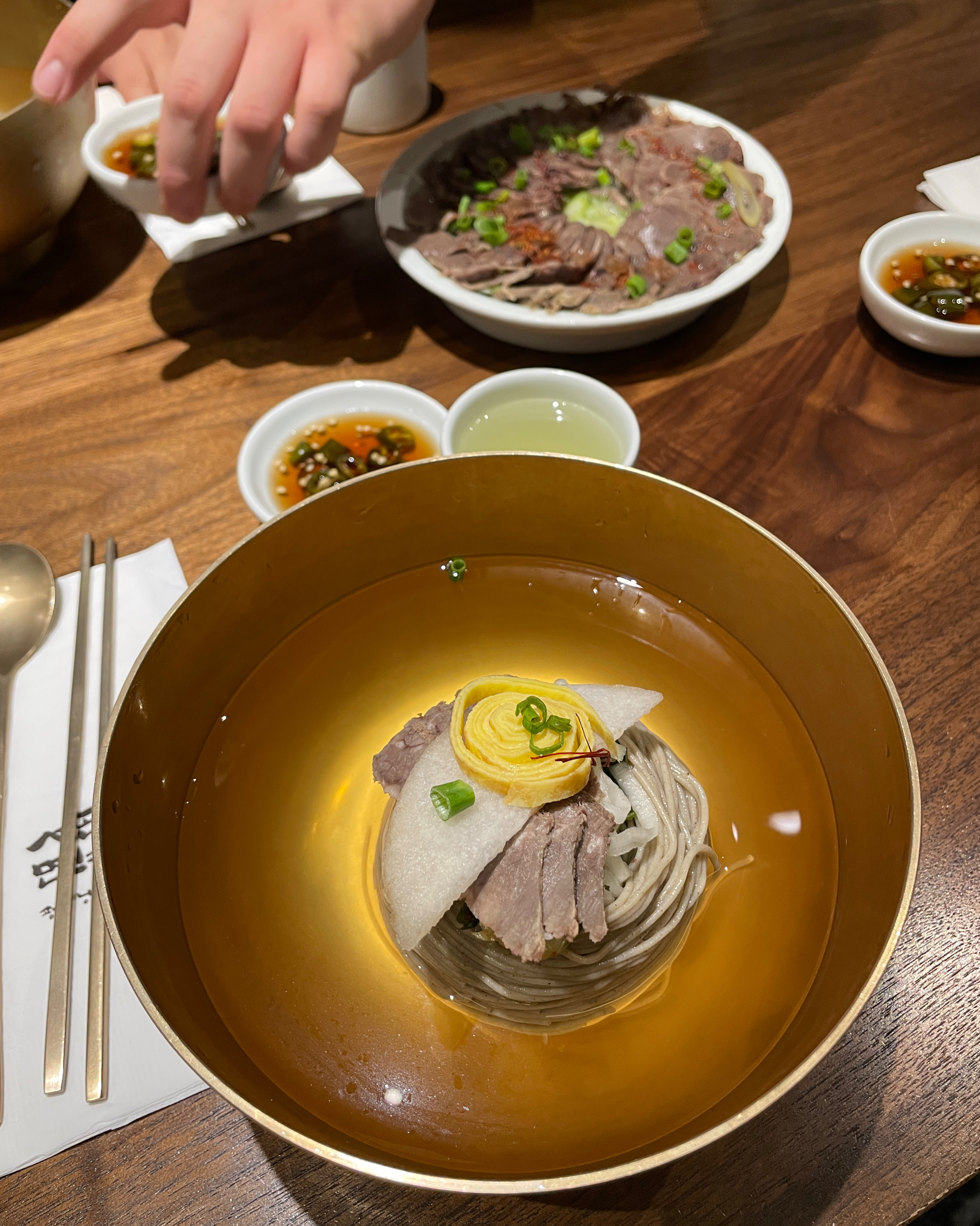 평냉 매니아인데 평냉도 녹두 빈대떡도 한우수육도 다 너무 맛있습니다. 합정 지역에 매장도