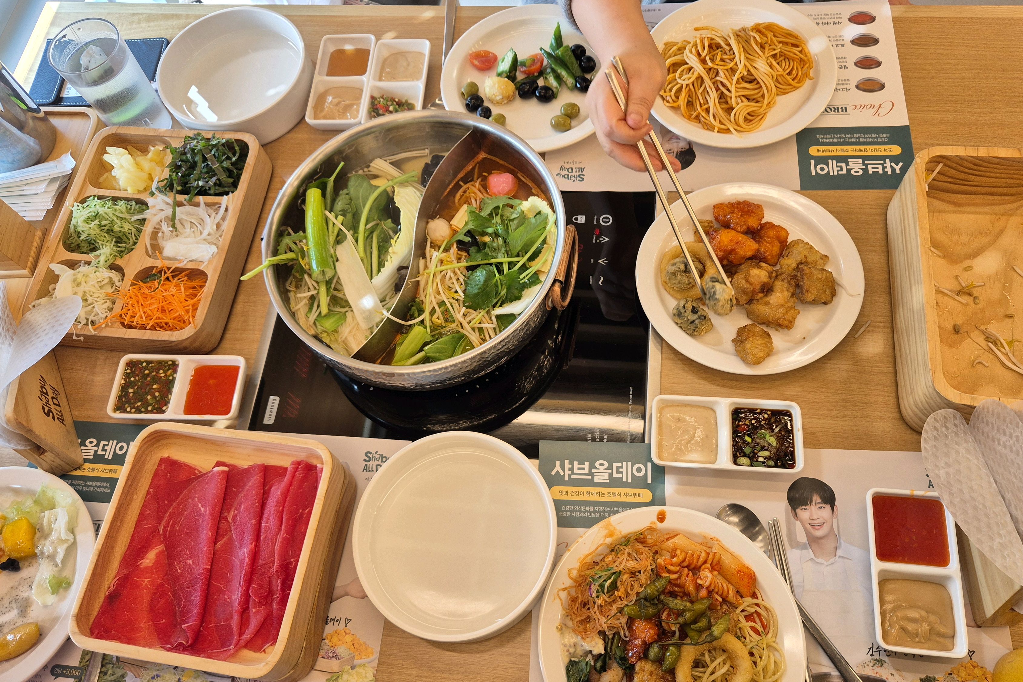 샤브올데이 세번째 방문인데 고기랑 야채를 마음껏 먹을수있어서 너무 좋아요! 아이들이 다음에
