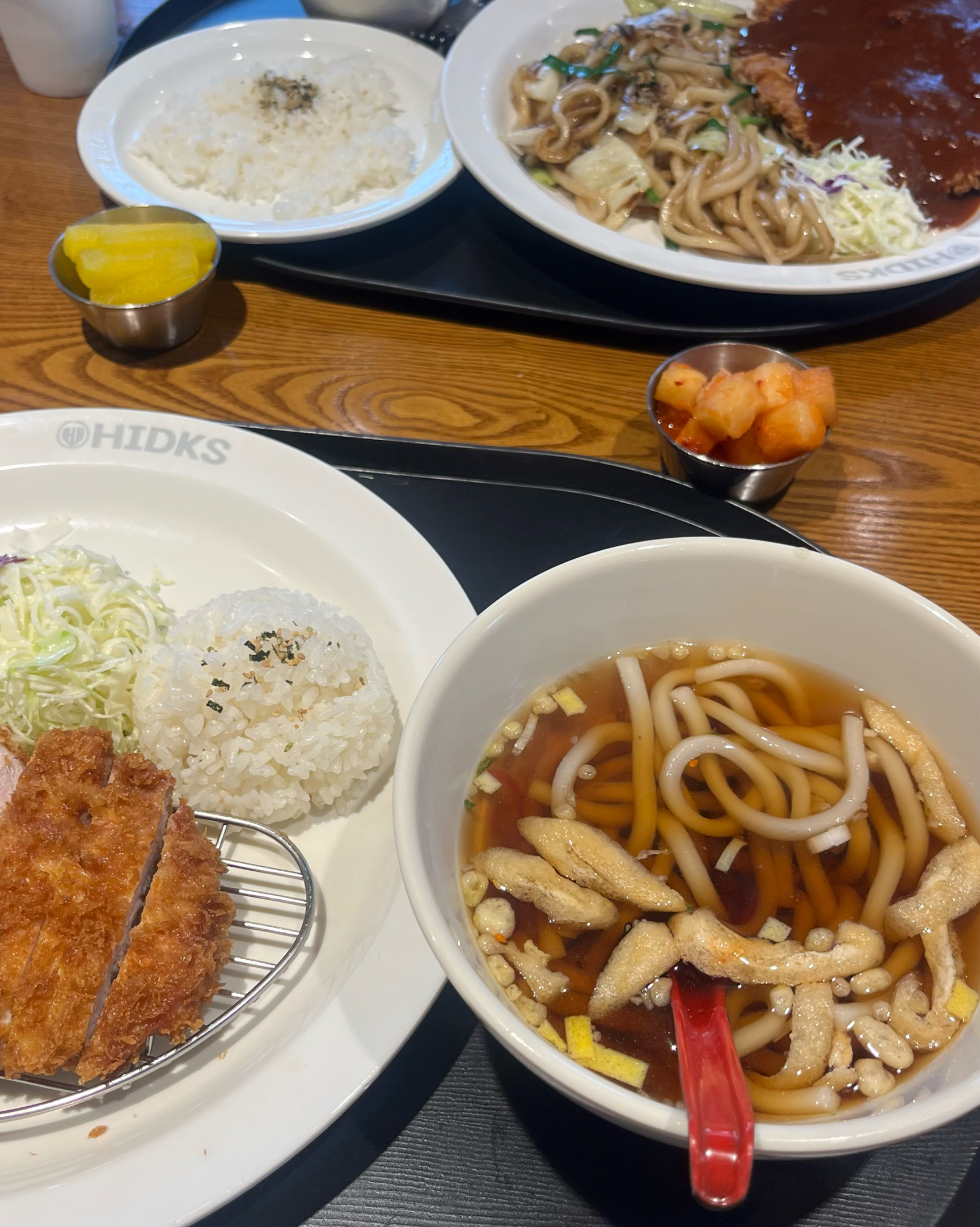 양이 엄청 많고 사진으로도 맛있는게 보여요! 실제로 엄청 맛있어요! 특유의 볶음우동때문에도