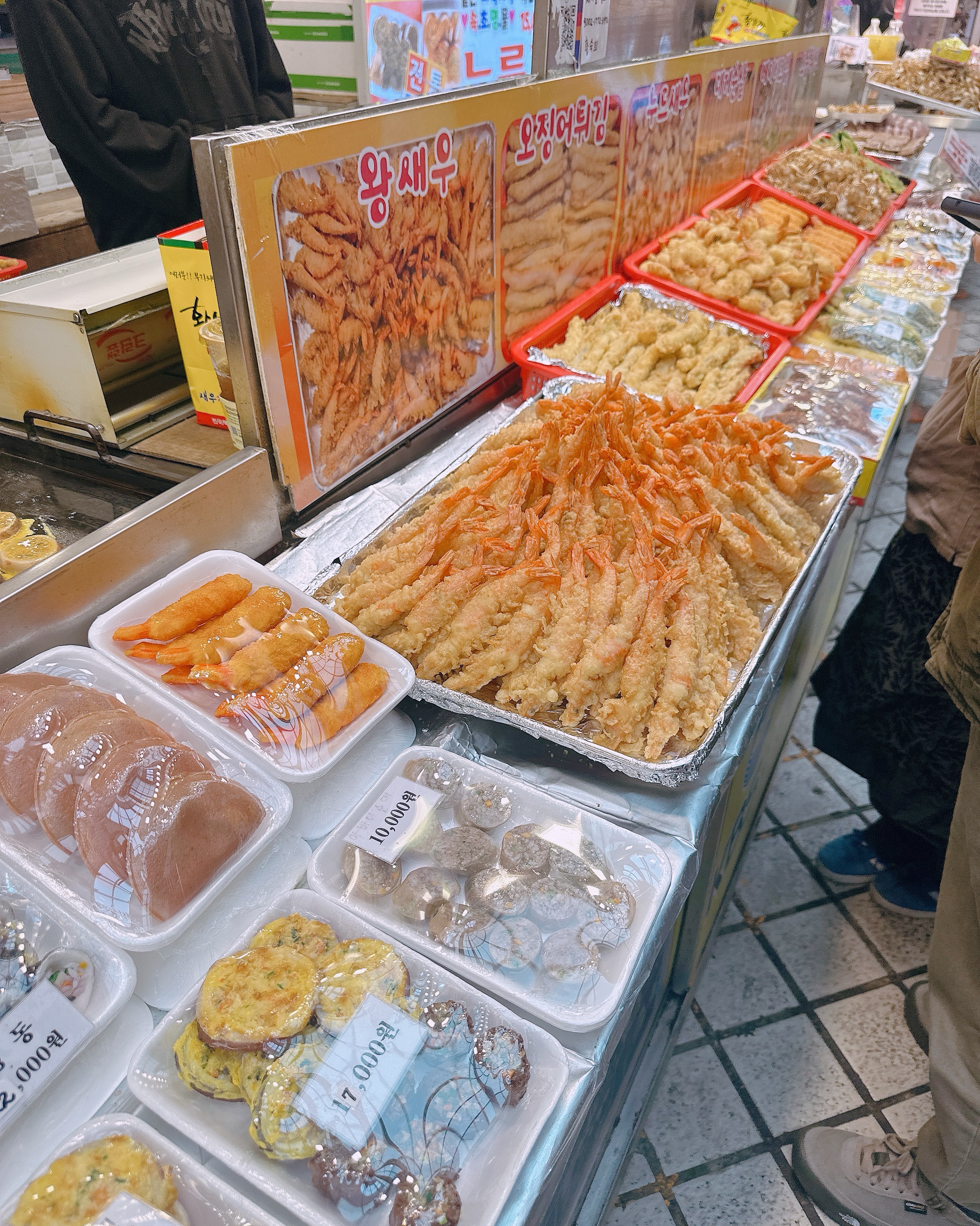 어제 사먹고 맛있어서 집에 포장해가려고 또 왔어요 :) 누룽지오징어순대랑 미니크랩튀김 완전