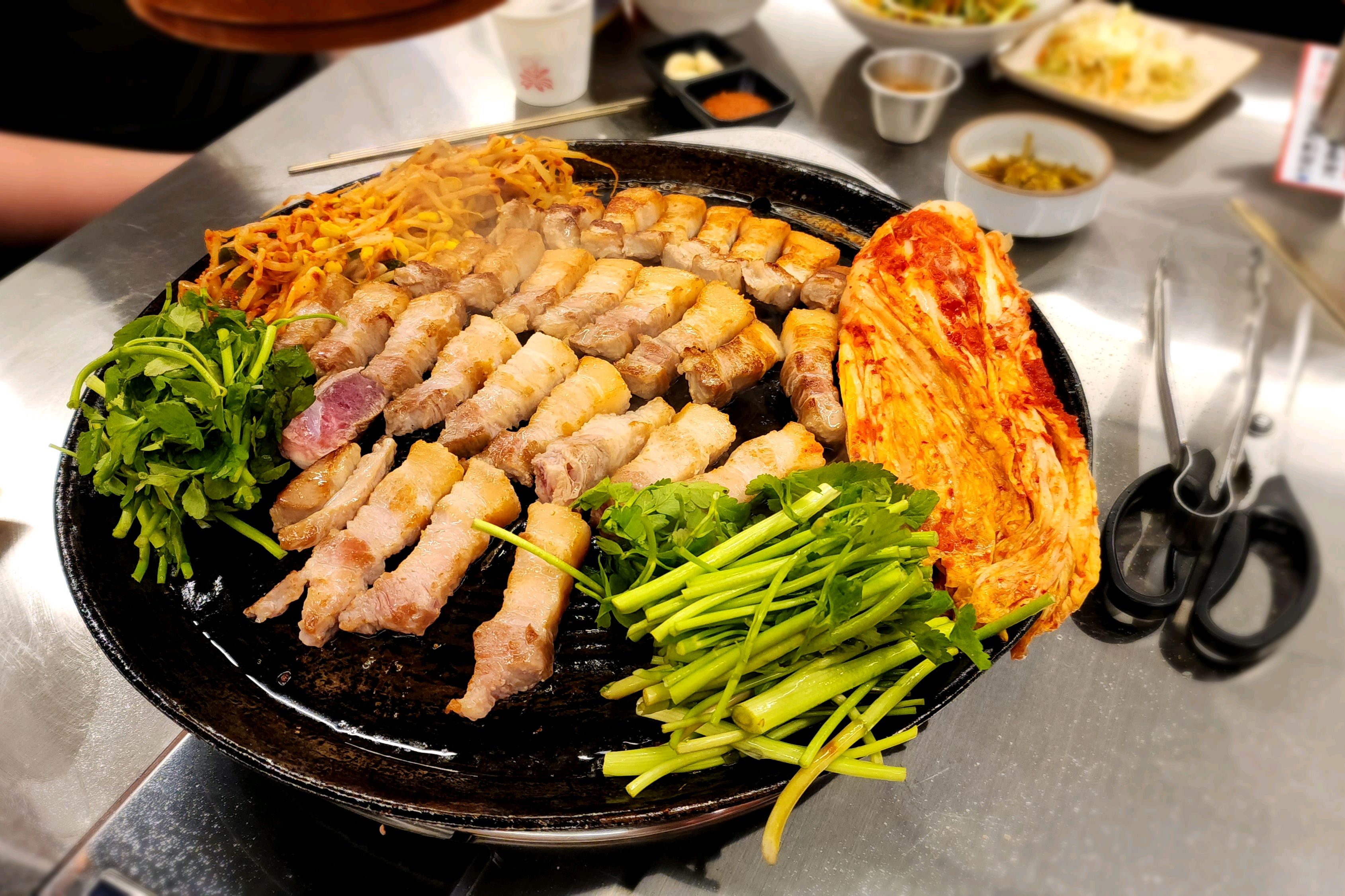 아이가 김치구워먹는 삼겹살집 가자고 해서 왔어요.. 고기도 맛있고 김치도 맛있고 너무