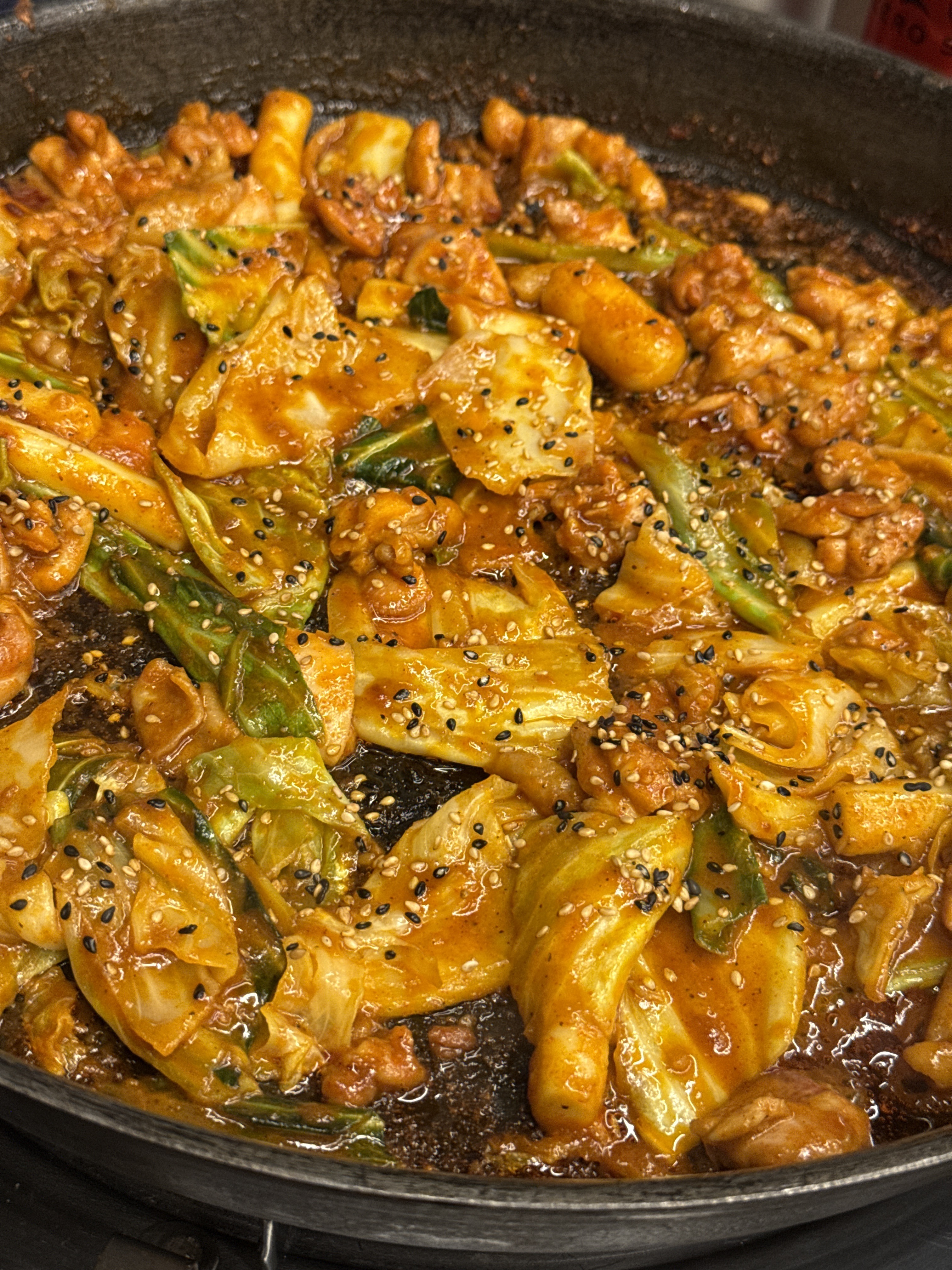 저는 보통맛으로 먹었는데 매콤달콤 맛있어요 셀프바에 상추랑 깻잎도 있어서 좋았습니다!!! - 불당동 맛집 최고닭갈비