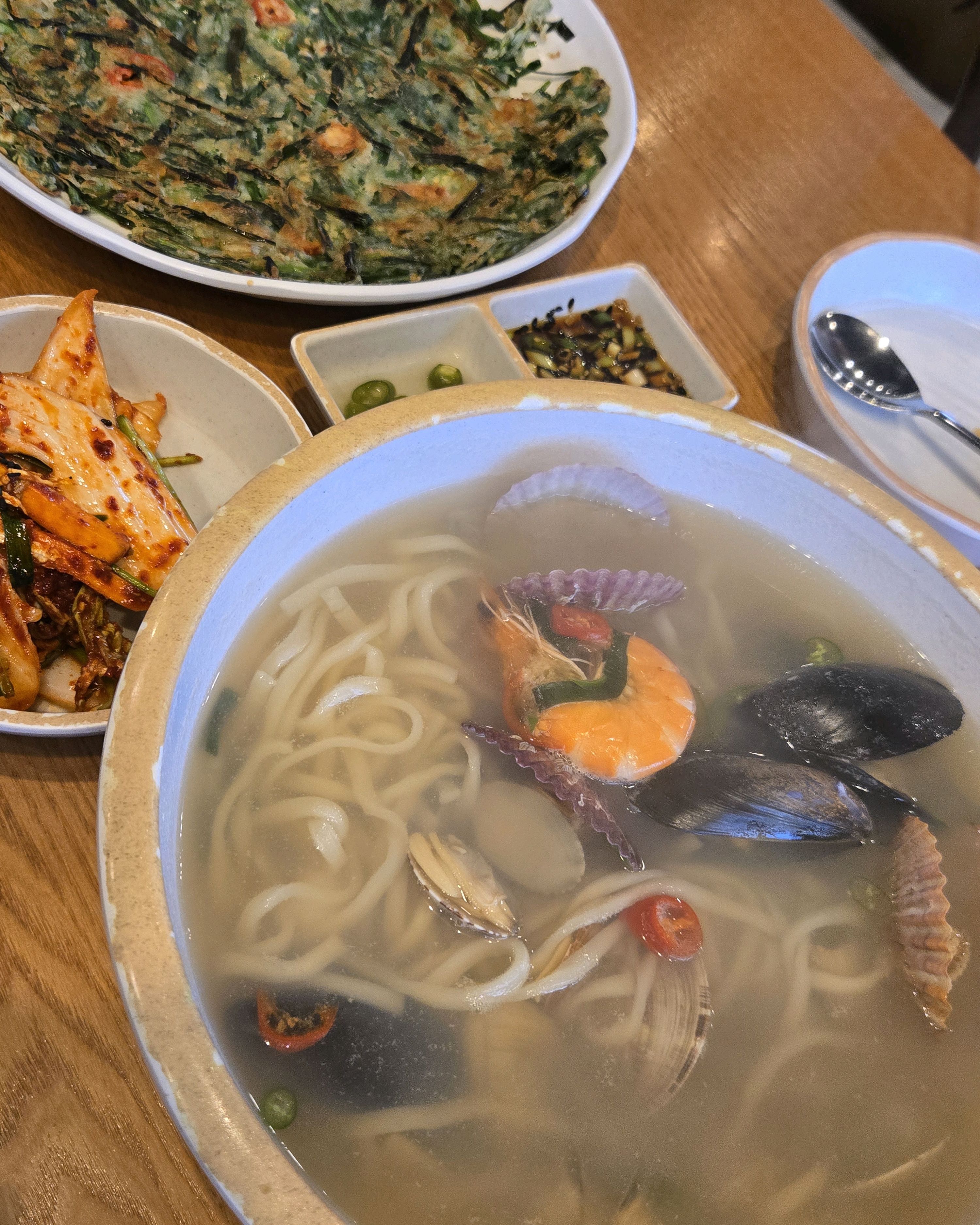 영종도 간김에 해물칼국수 먹고싶어서 검색하고 찾아갔어요. 비가 엄청 오는데 건물내 지하주차