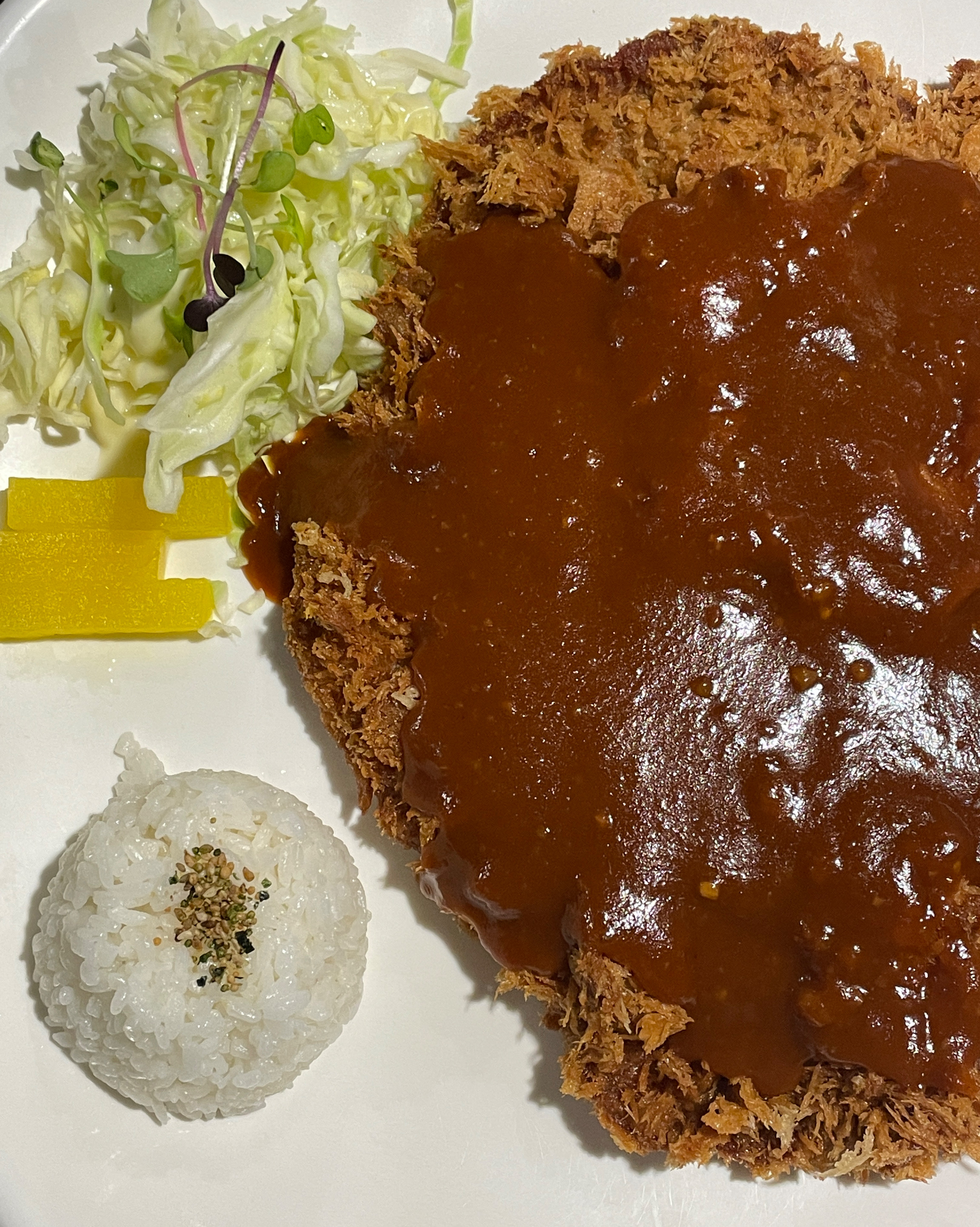 오랜만에 오는 홍익돈까스!! 갑자기 생각나서 재방문 했어요 여전히 홍익돈까스는 크고 맛있어