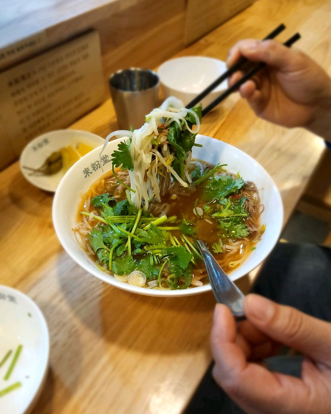 국물 맛이 깔끔하고 좋아요. 양지는 좀 뻑뻑해요. 고수 왕창주셔서 잘 먹었어요. 소스넣어서