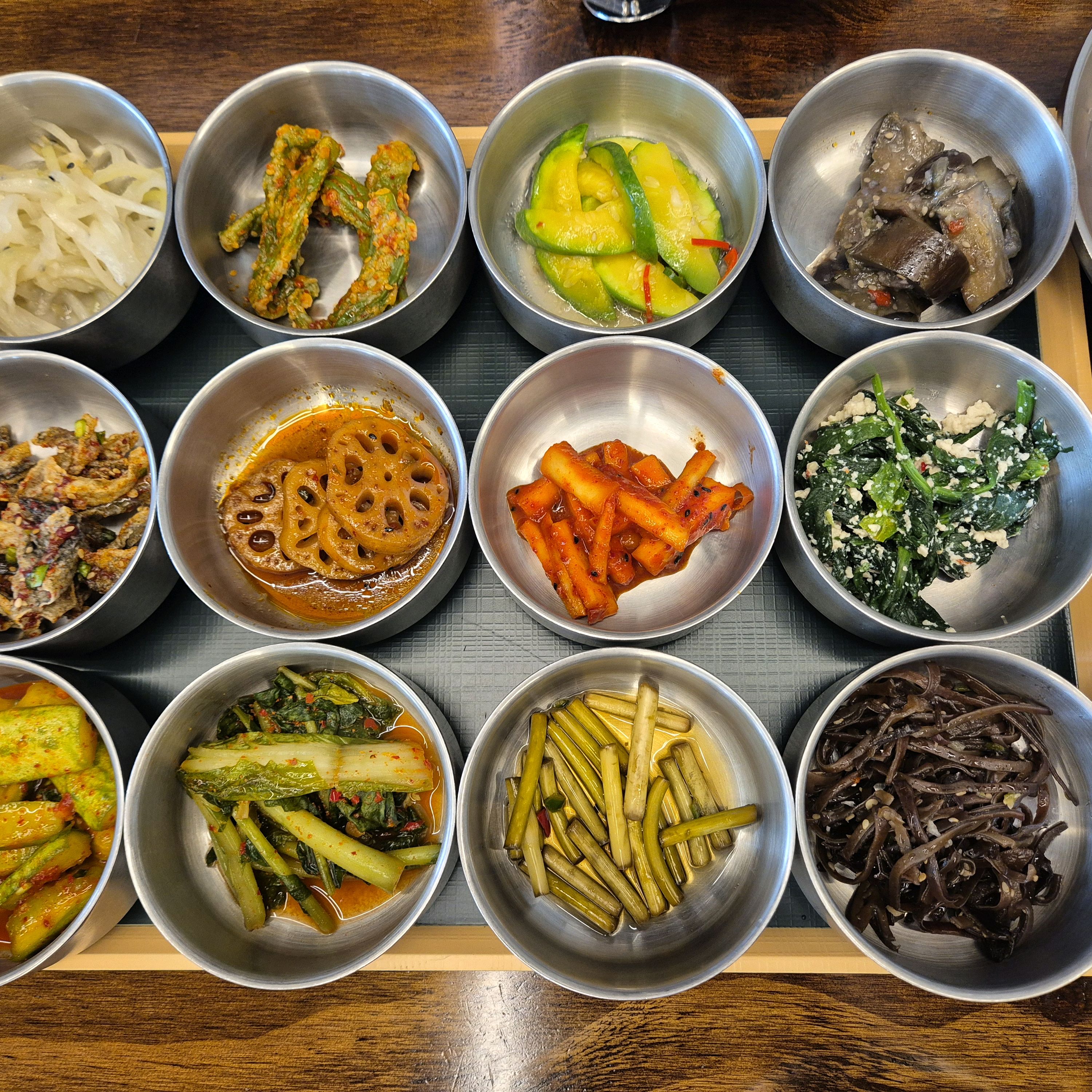 12가지 반찬 + 양념게장, 고등어조림, 미역국, 톳밥 - 대전 맛집 둥지톳밥