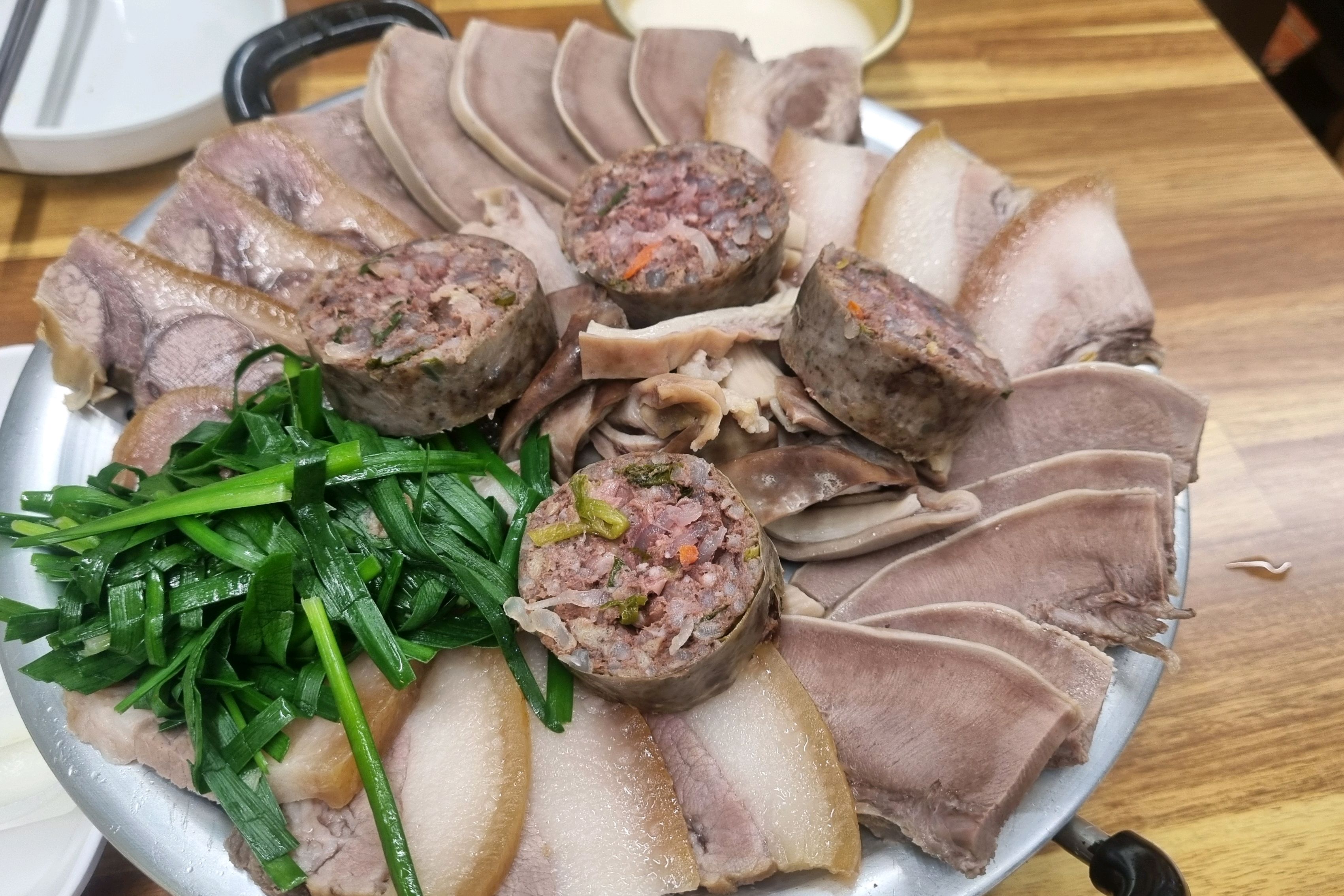 순대국 고기가 쫄깃쫄깃 큼직큼직 크고 푸짐하네요~~ - 망원동 맛집 순대일번지 망원본점