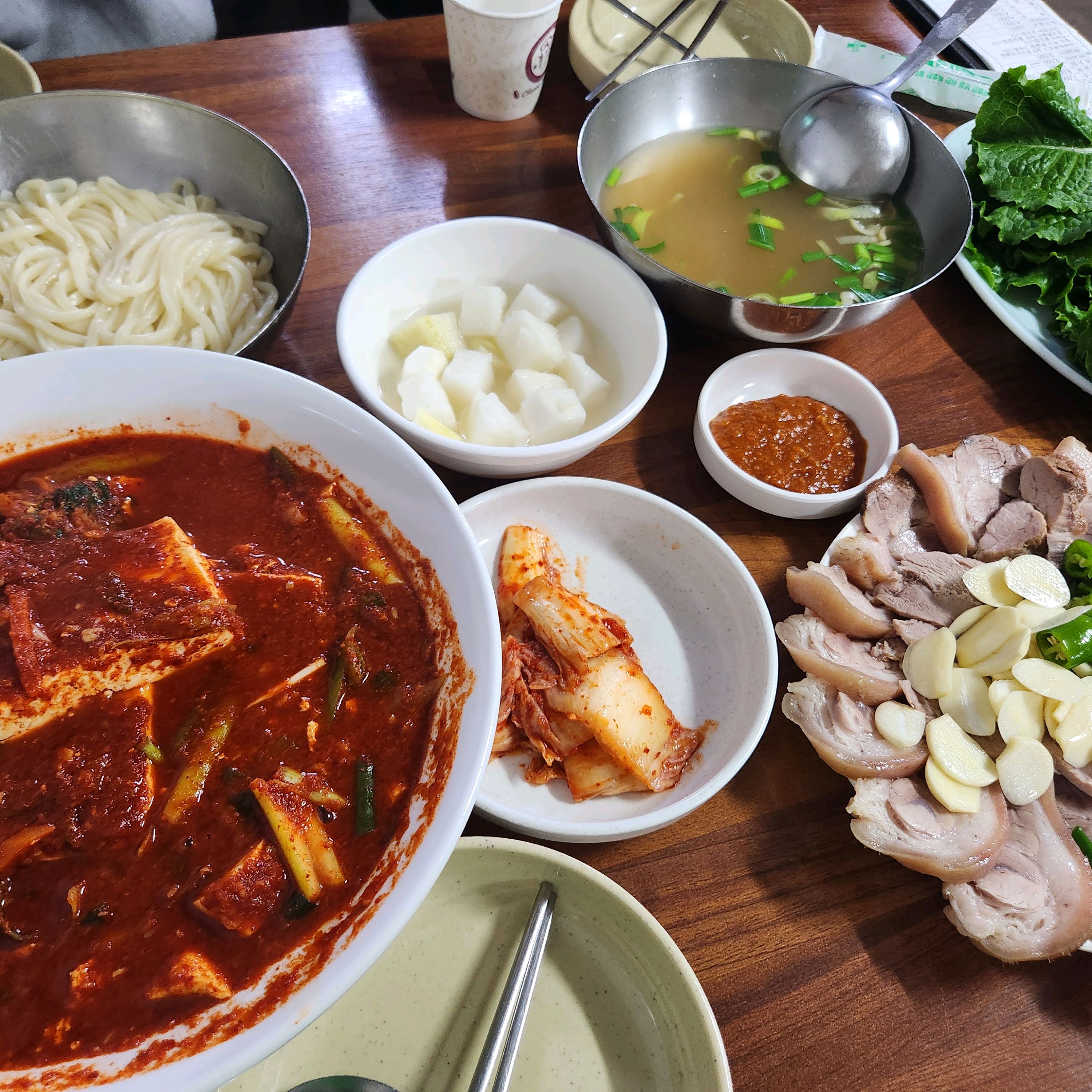 대전여행 갔다가 두부두루치기 맛보러 다녀왔습니다. 두부두루치기는 매콤했고 수육이랑 조화가
