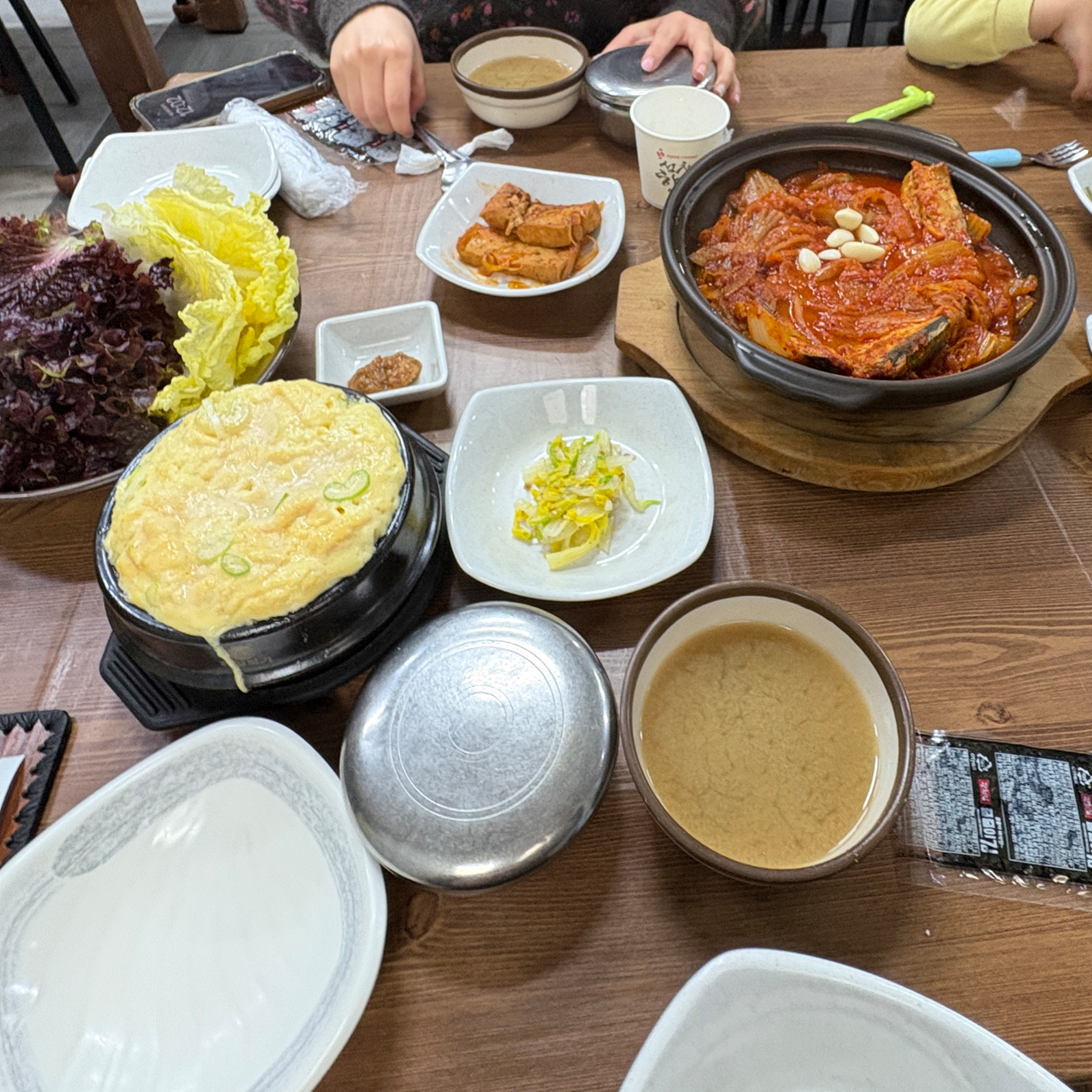고등어묵은지를 주문했는데 밥도둑이 따로 없네요. 마음 같아선 공기밥 3개도 할 수 있을 거