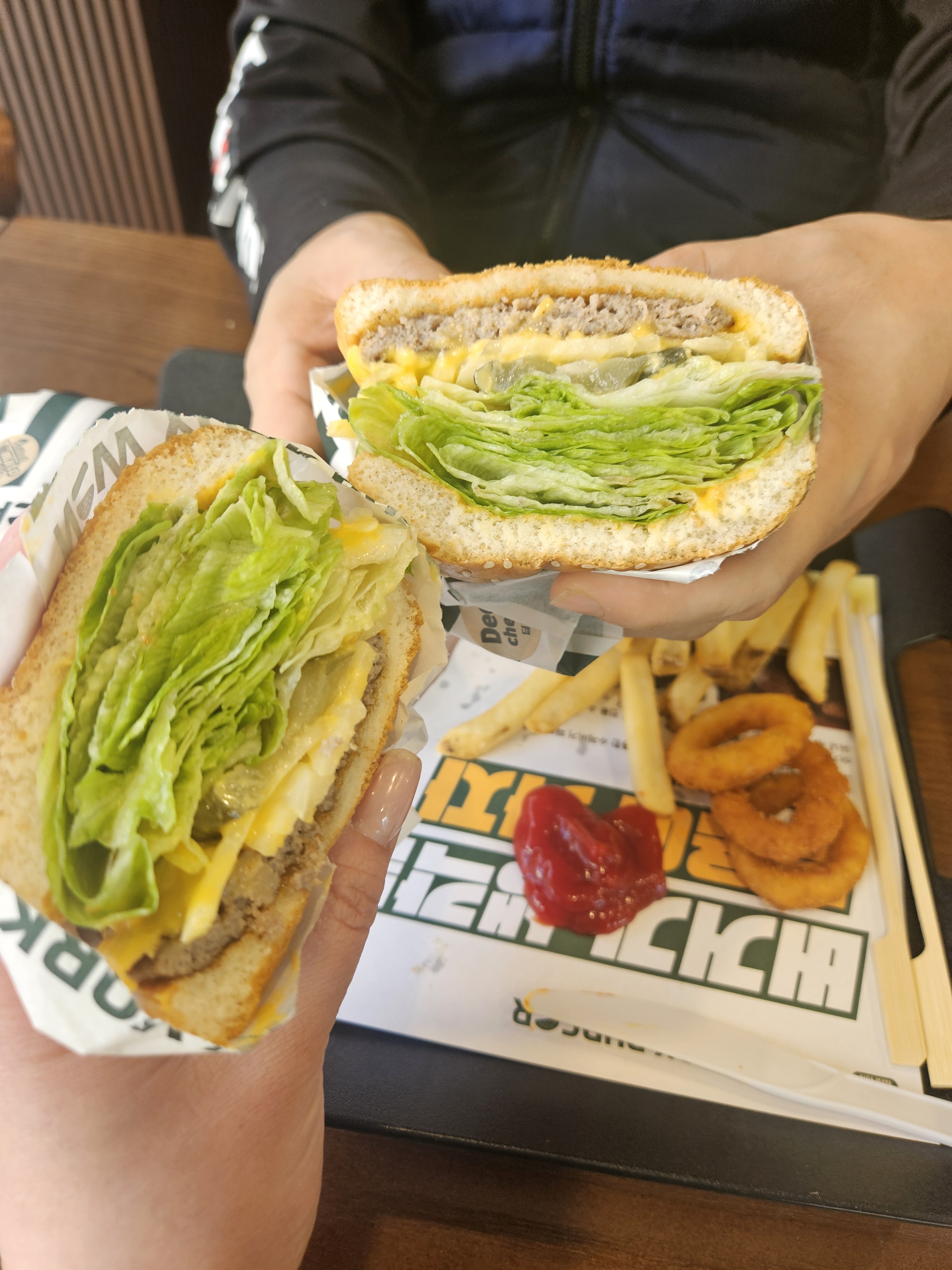 감튀너무 맛있어요 버거속도 신선한야채로 꽉차있어요 항상맛있게 잘 먹고있어요 감사합니다 - 천호동 맛집 뉴욕버거 천호점