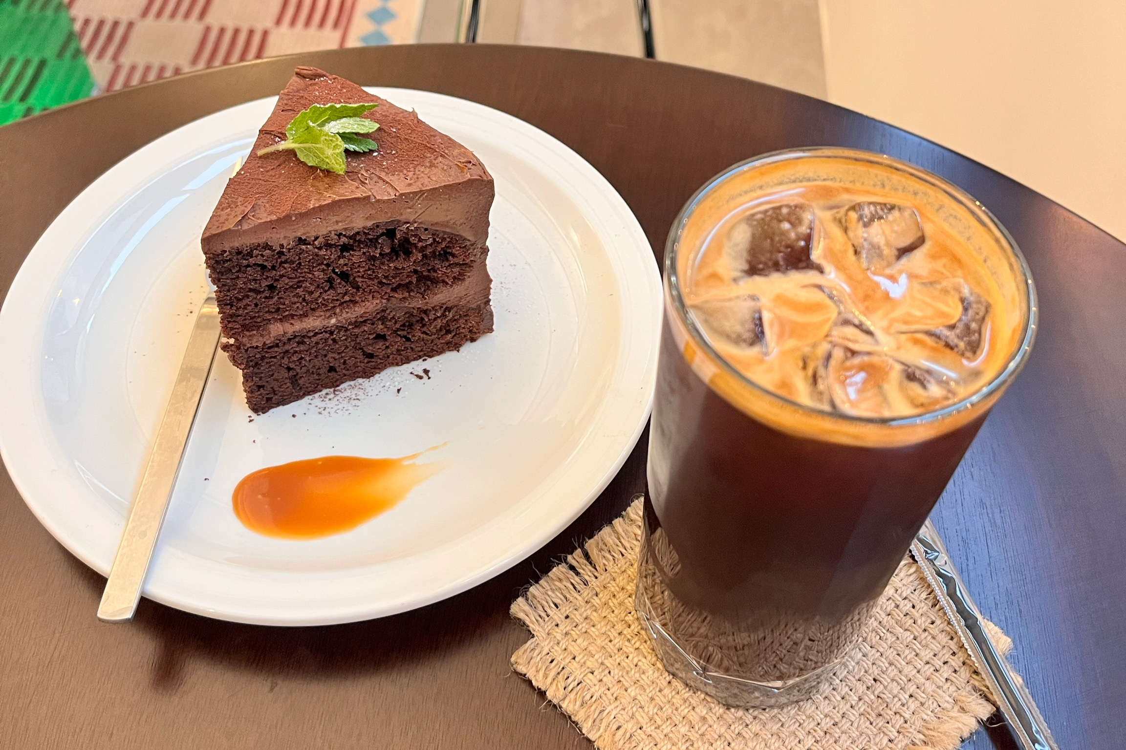 분위기도 좋고 케이크도 맛있고 커피도 맛있어요😀인테리어도 멋지고 꽤 넓어서 좋아요 책읽으러