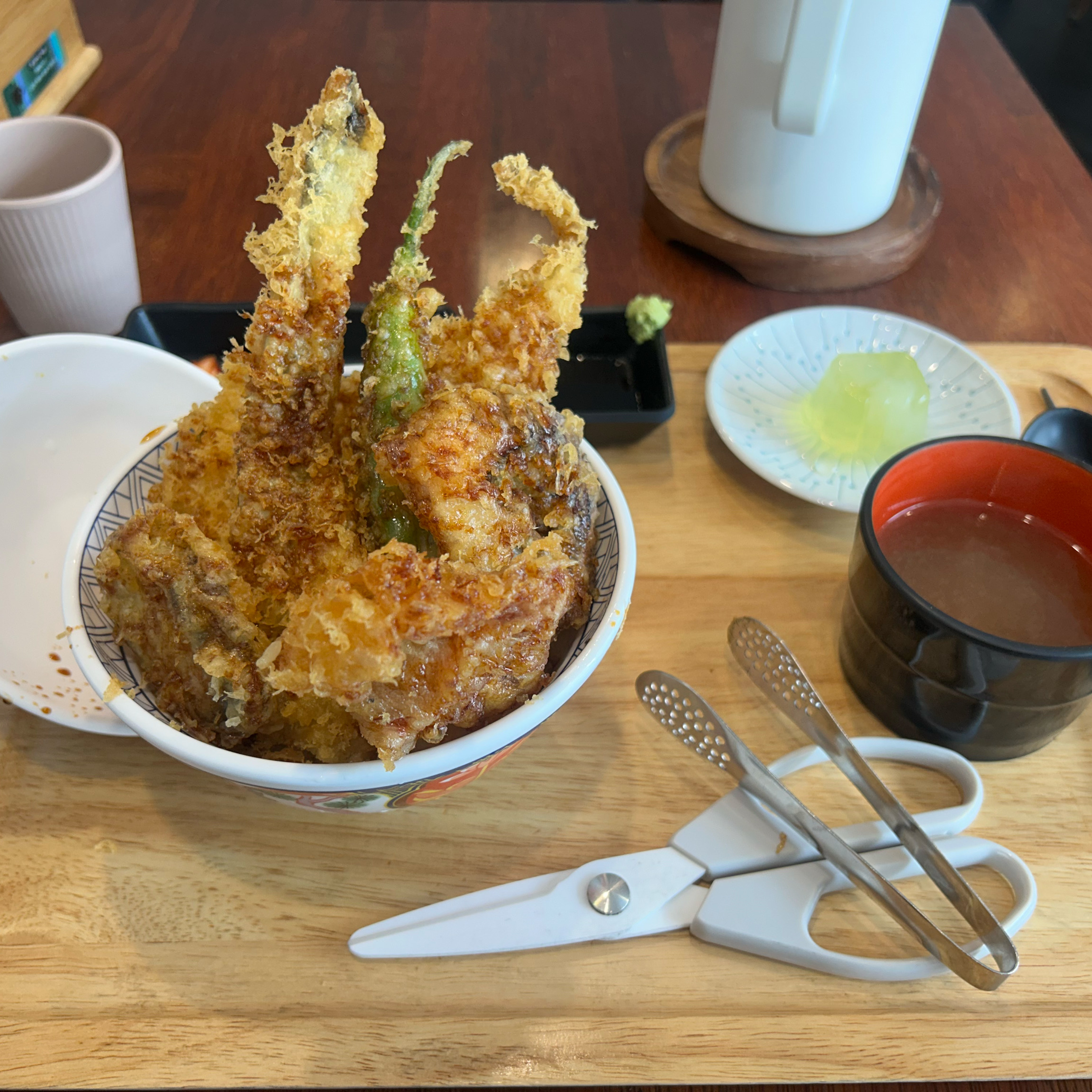 2인 테이블이 다수 있어 혼밥할때 눈치가 많이 안보여용 텐동 먹었는데 전복튀김 존맛탱이네요