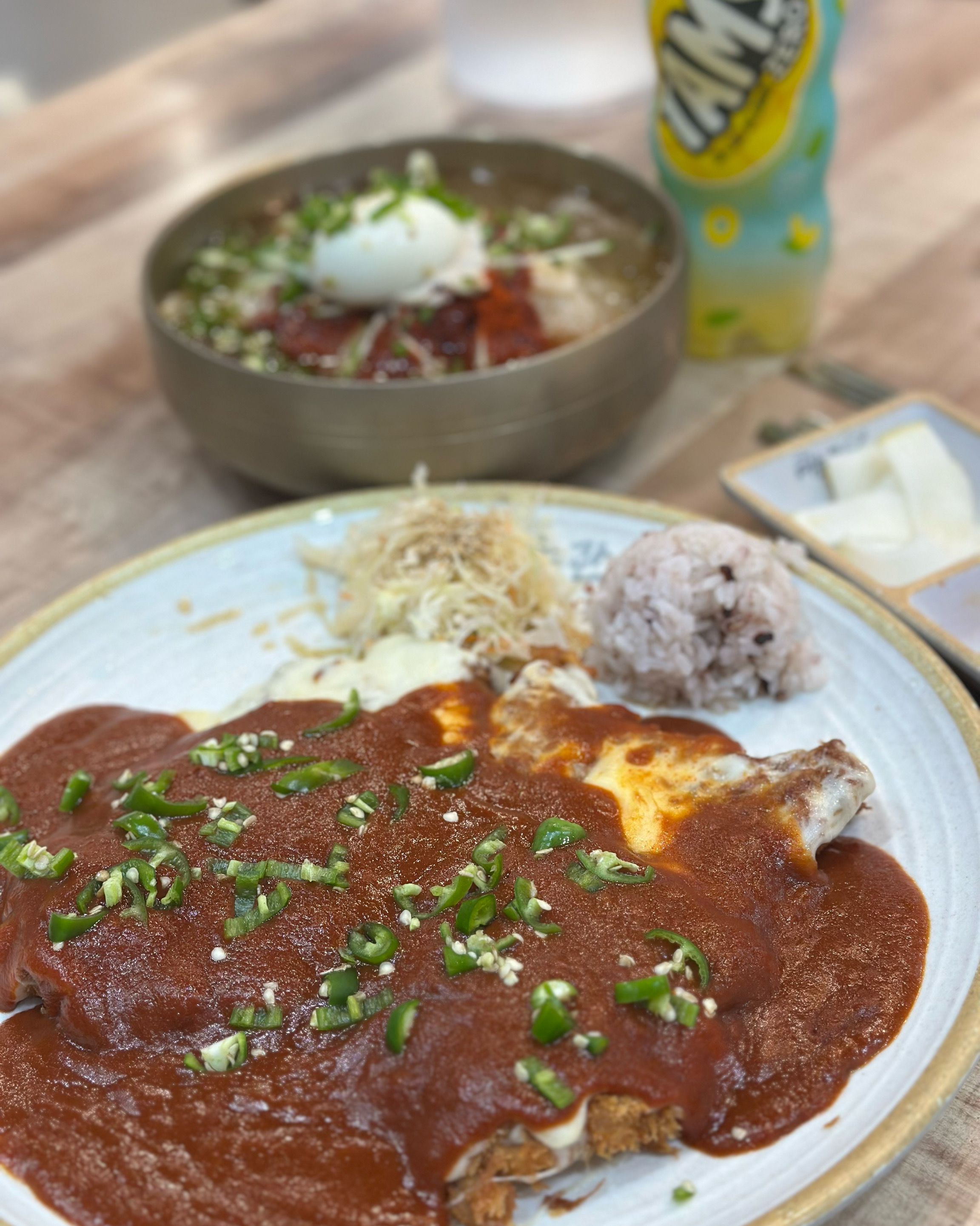 돈까스 2장 너무 배불러요 ㅎㅎ 맛있어서 근데 다먹음 ㅠㅠ 매운돈까스 엄청 매운게 아니라