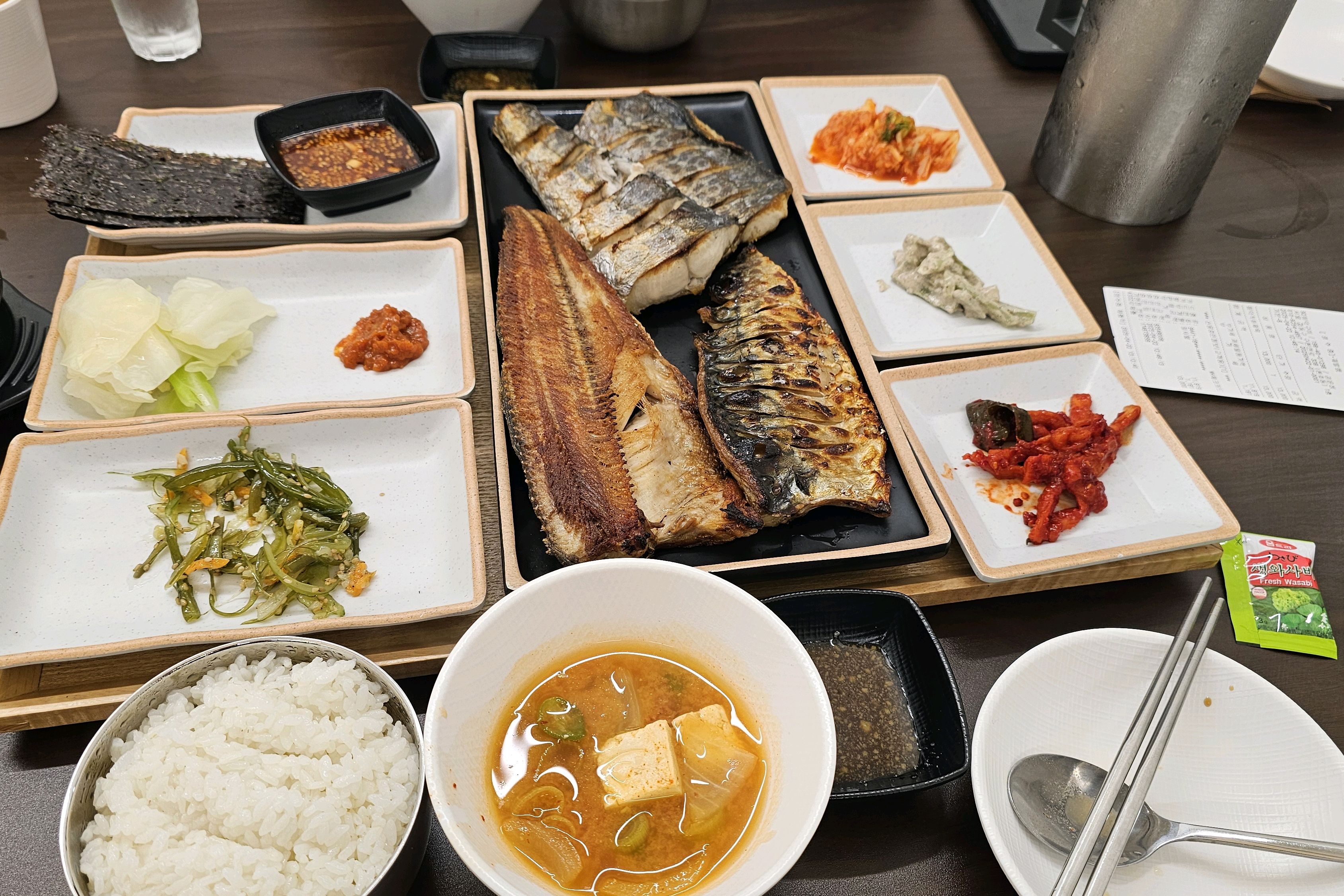 화덕에서 구운 생선이 정말 제대로였습니다. 고등어는 담백하고 삼치는 기름기 적당히 올라서