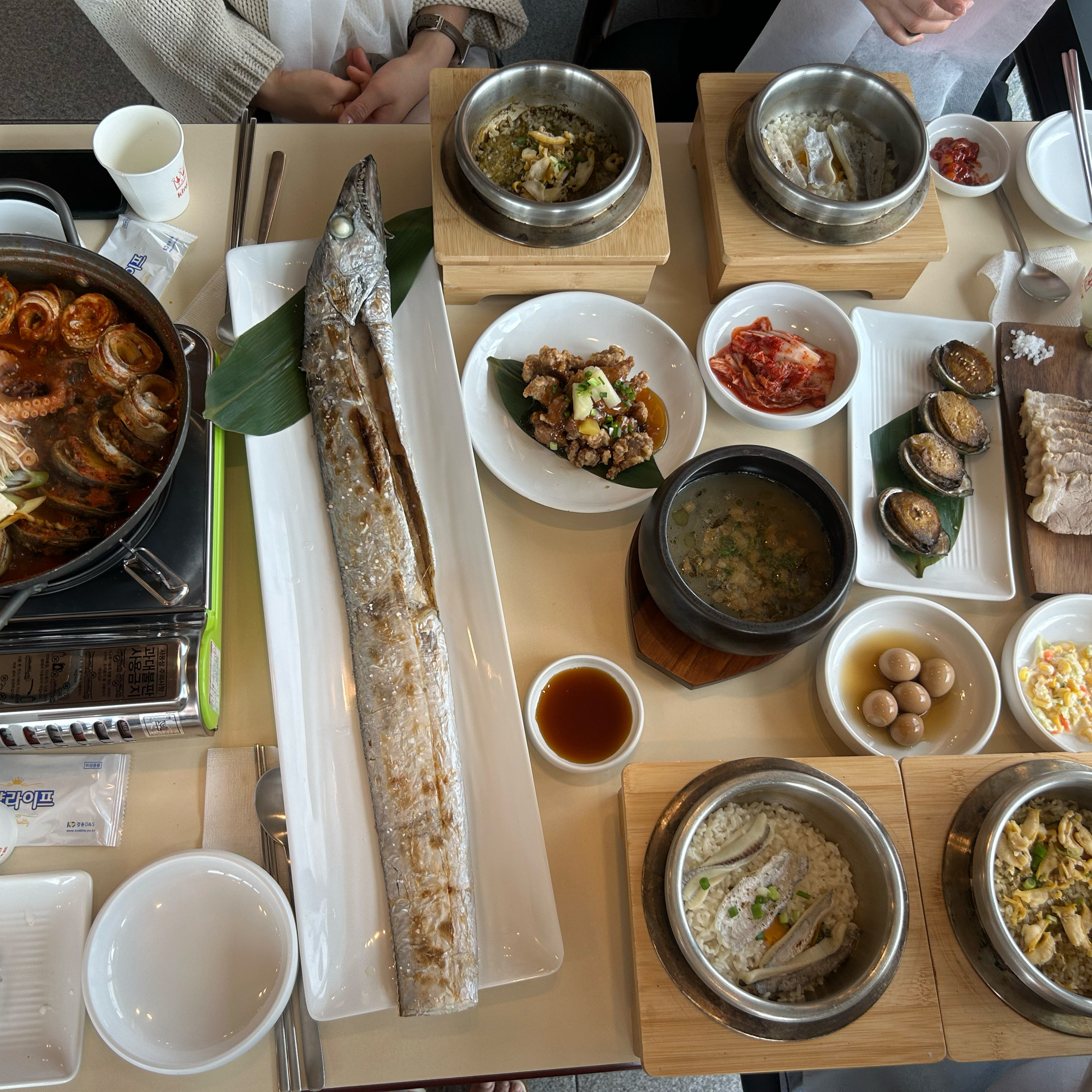 상다리가 후덜덜이었습니다 음식이 진짜 많이 나오는데 맛없는게 하나도 없었던 이 곳!! 갈치