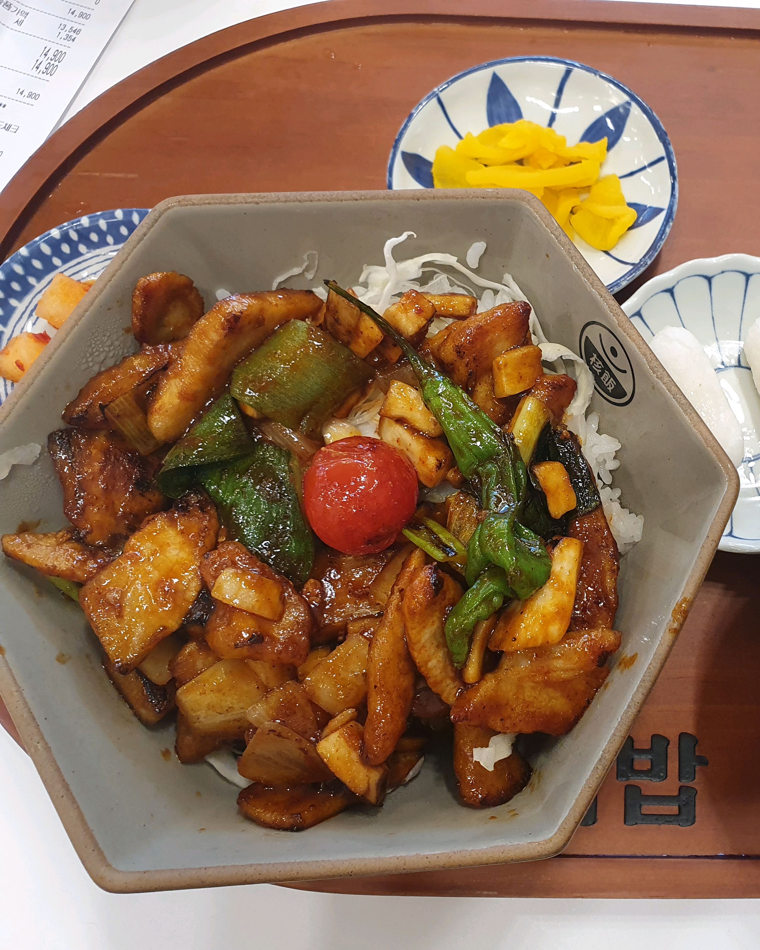 일단 엄청 맛있어요 항정살덮밥 정식 먹었는데 불향과 잡내안나는 고기가 좋았어용 정식 우동도