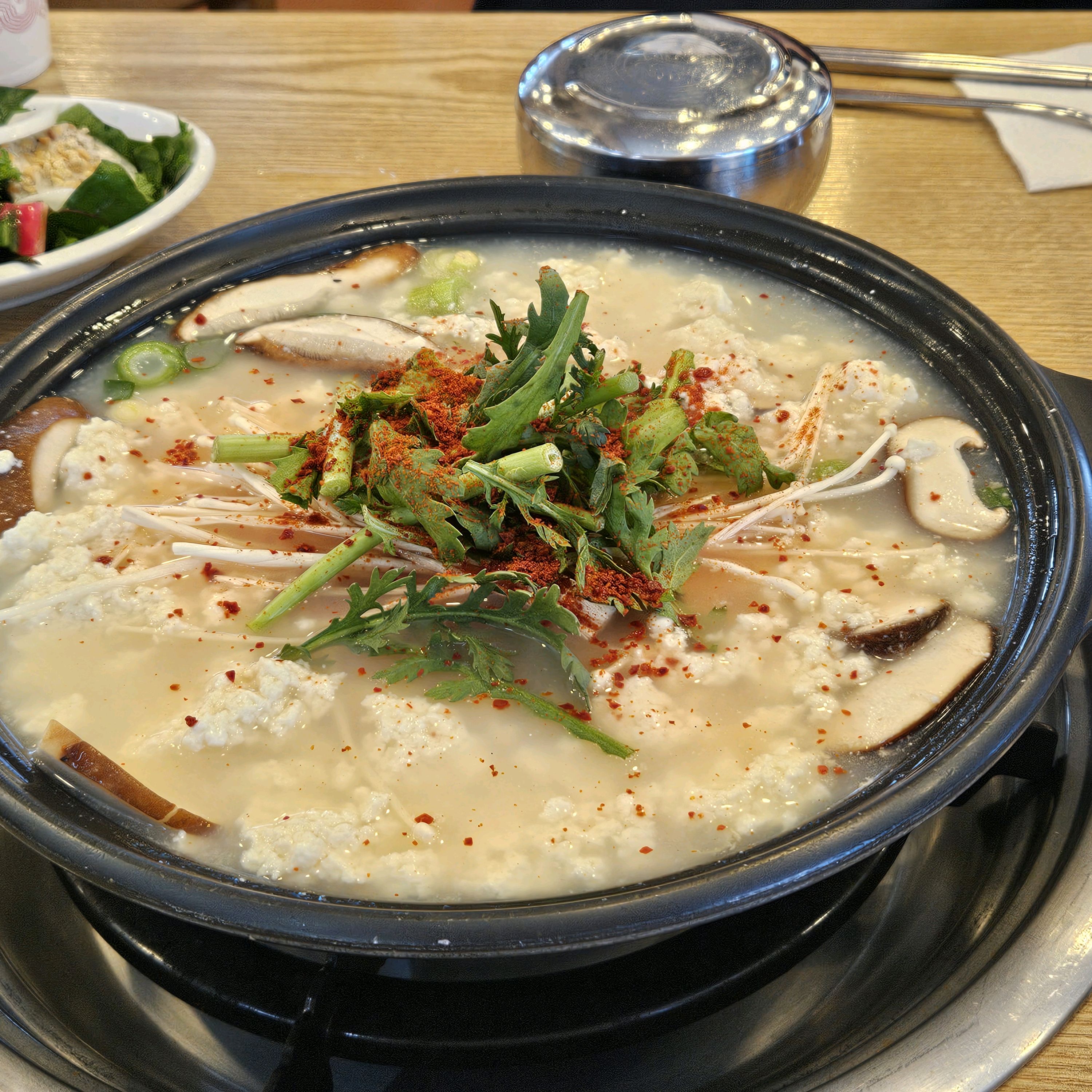 전에 유명한 짬뽕 순두부 먹고 너무 매웠던 기억이 있어서 순한, 정석 순두부전골 찾던 중에
