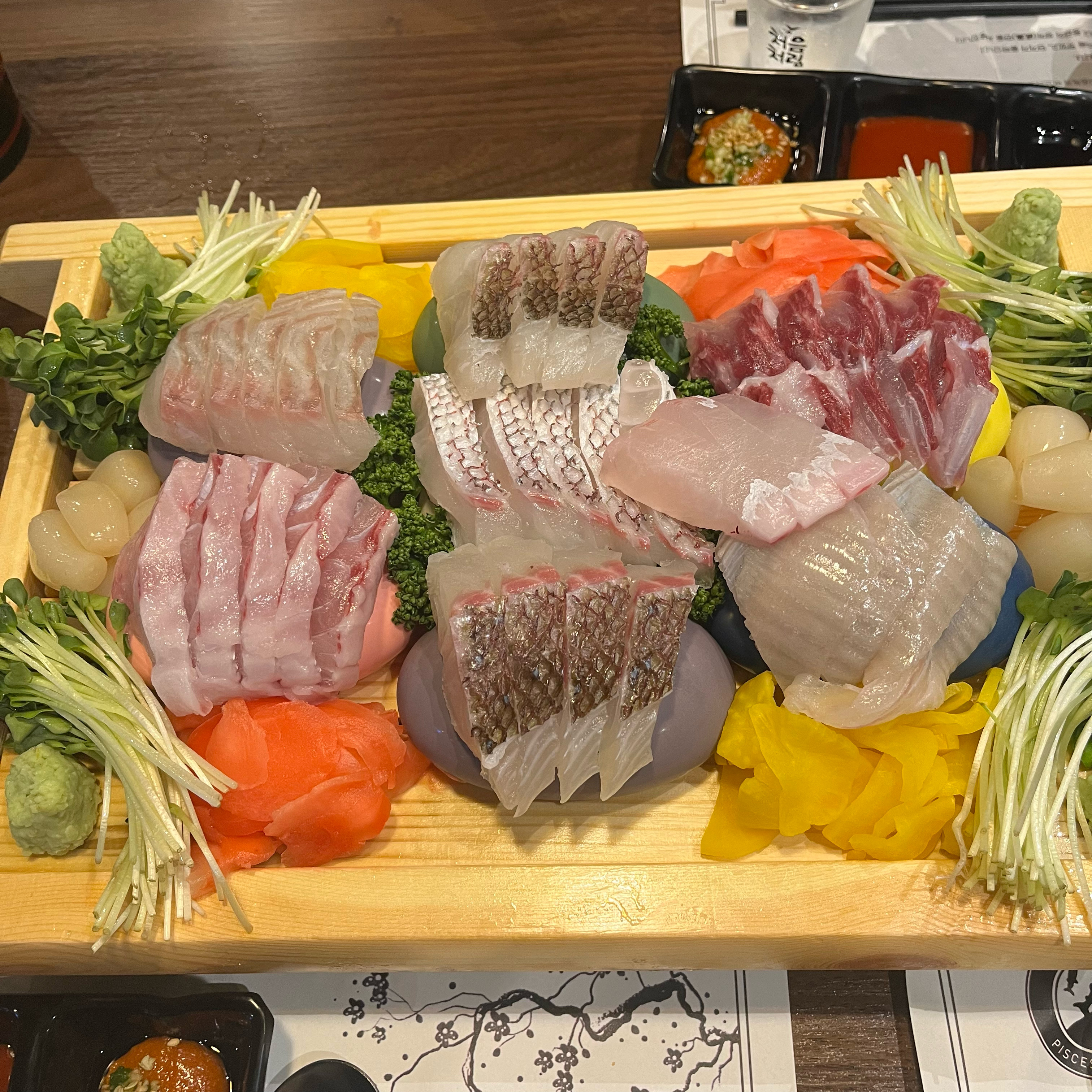 무제한이라 계속 먹을 수 있고 너무 맛있어요. 생선회도 싱싱하고 맛있어요~ 친목으로 하기
